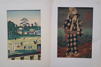 26771904g - Collection of 28 Japanese color woodcuts Ukiyo-e, 19th century, inter alia: Eisen, Toyokuni I and II, Kunisada, Utagawa, Hokusai, Kuniyoshi and others, representation of Samurai, scenes from the Kabuki theater, scenes from everyday life, mostly in oban format, partly tanned or with visible signs of age.
