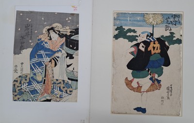 26771904o - Collection of 28 Japanese color woodcuts Ukiyo-e, 19th century, inter alia: Eisen, Toyokuni I and II, Kunisada, Utagawa, Hokusai, Kuniyoshi and others, representation of Samurai, scenes from the Kabuki theater, scenes from everyday life, mostly in oban format, partly tanned or with visible signs of age.