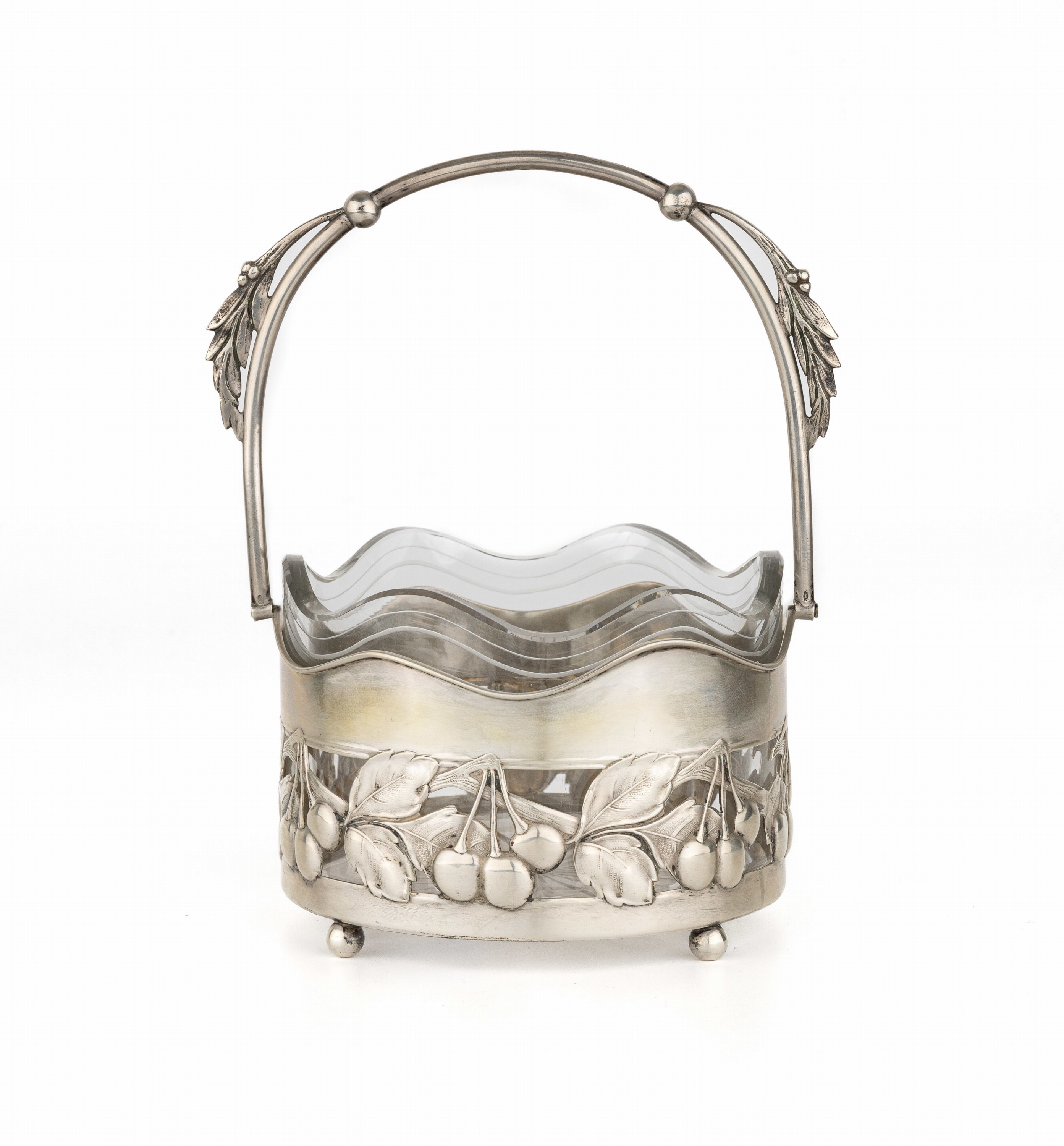 Jugendstil Henkelschale, 800er Silber, Wien/Österreich um 1900, Seiten geschwungen, durchbrochen gearbeitet, Kirschdekor mit Früchten und ...