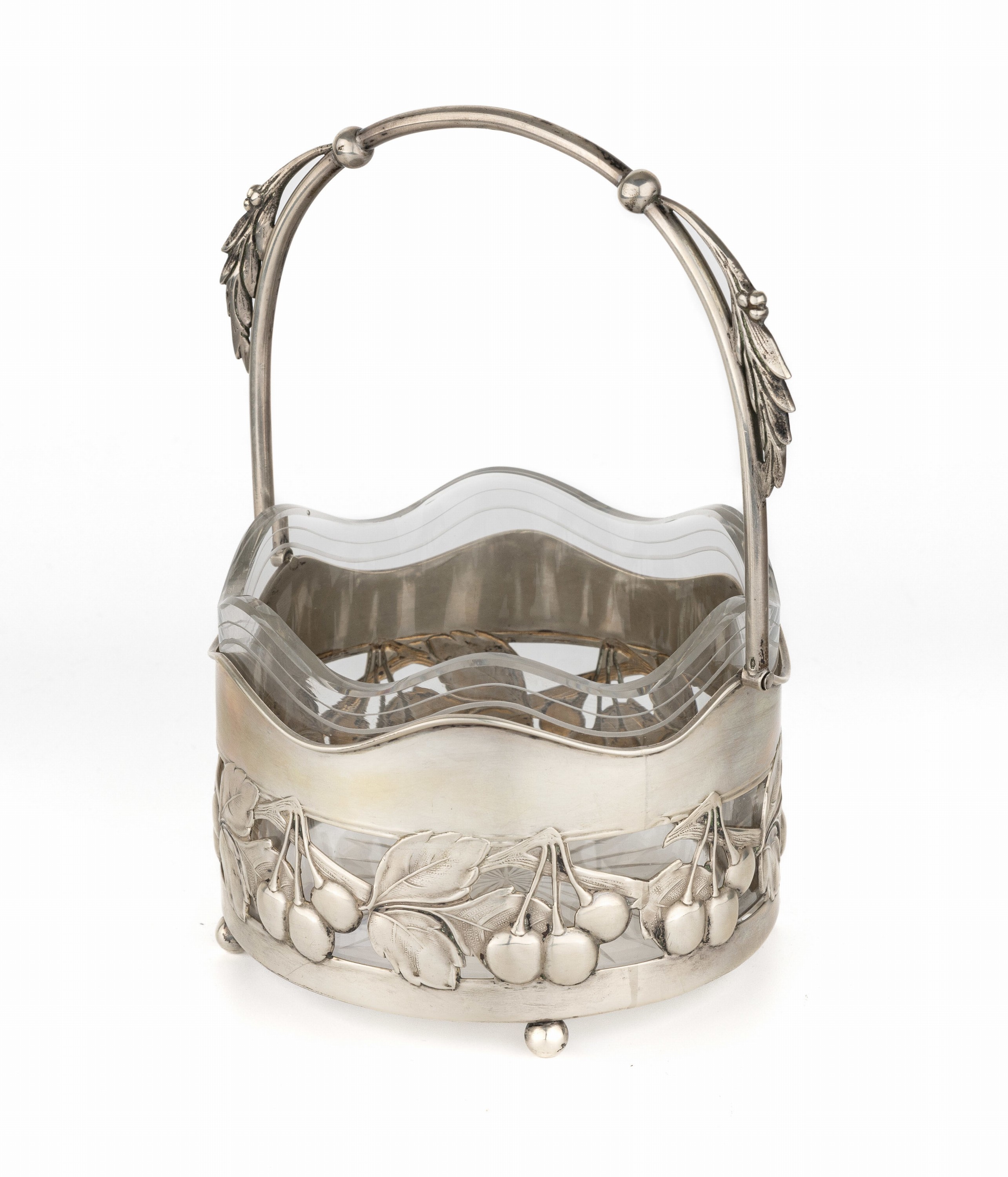Detail a: Jugendstil Henkelschale, 800er Silber, Wien/Österreich um 1900, Seiten geschwungen, durchbrochen gearbeitet, Kirschdekor mit Früchten und ...