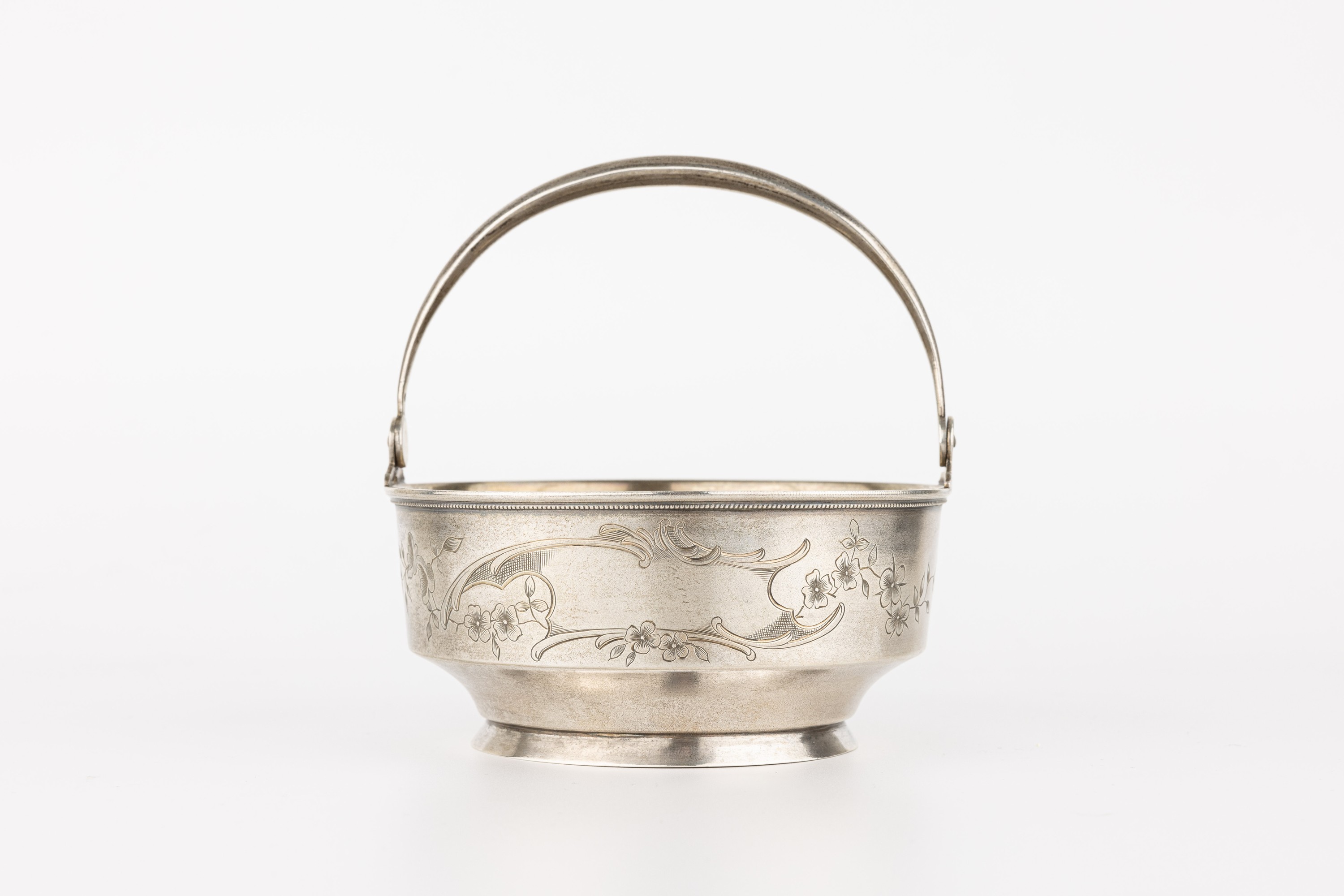 Henkelschale, Russland 1899-1908, 84er Silber, schlichte Gestaltung, florale Gravur mit Blüten und Blättern, umklappbarer Henkel, D. ca. 12 cm, ...