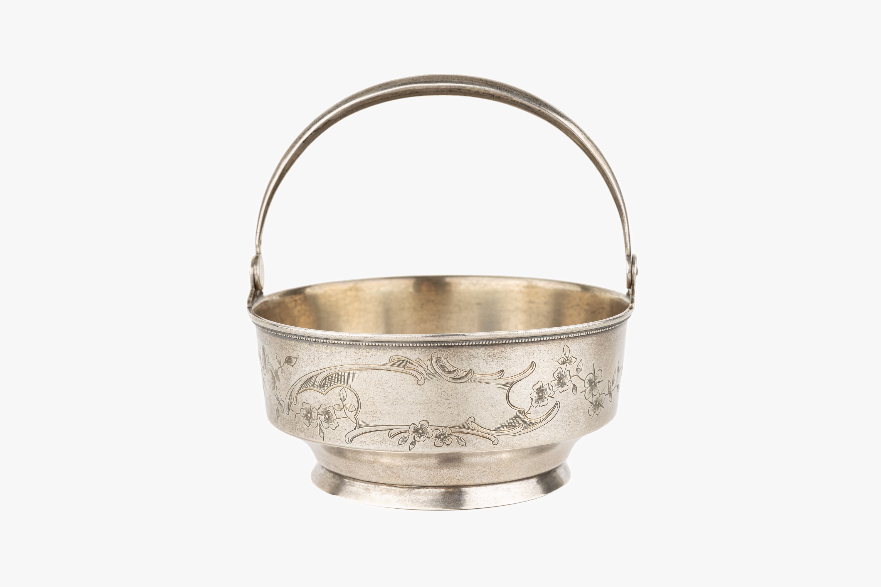 Detail a: Henkelschale, Russland 1899-1908, 84er Silber, schlichte Gestaltung, florale Gravur mit Blüten und Blättern, umklappbarer Henkel, D. ca. 12 cm, ...