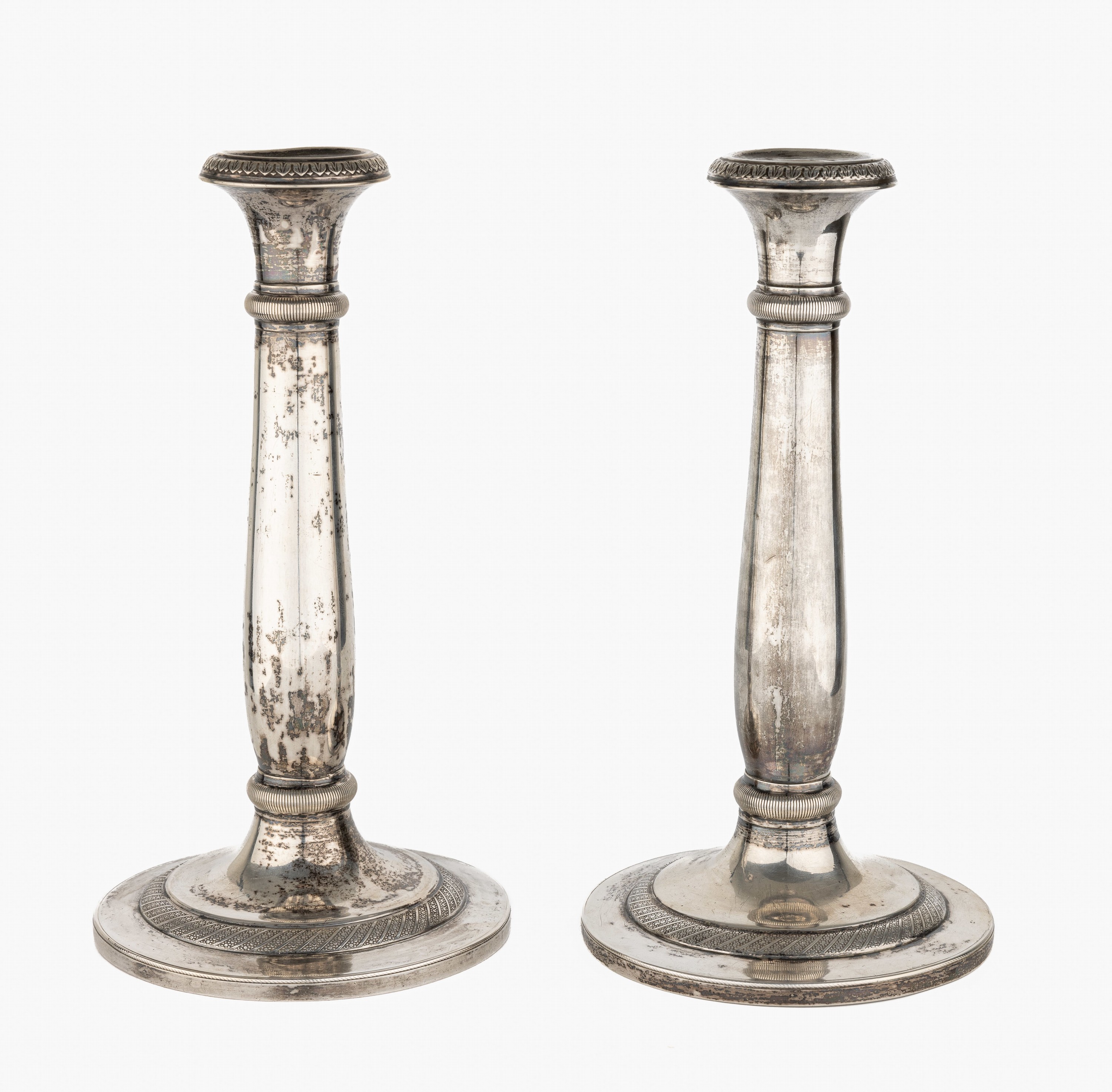Paar Kerzenleuchter, 13-Lot Silber, Österreich wohl 1830er Jahre, schlichte Gestaltung mit Zierbändern, H. ca. 23 cm, ca. 460 g, Marken teilw. ...