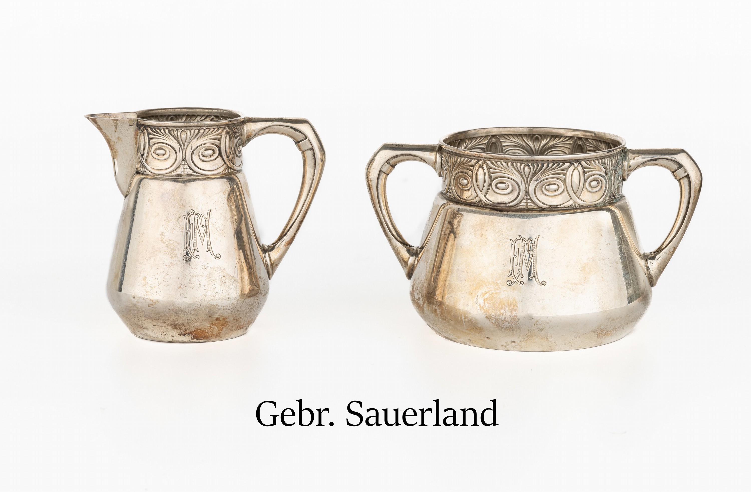 Sahnegießer und und Zuckerdose, 800er Silber, deutsch, um 1910, schlichte bauchige Form, umlaufendes abstrakt florales Zierband, Besitzermonogramm ...