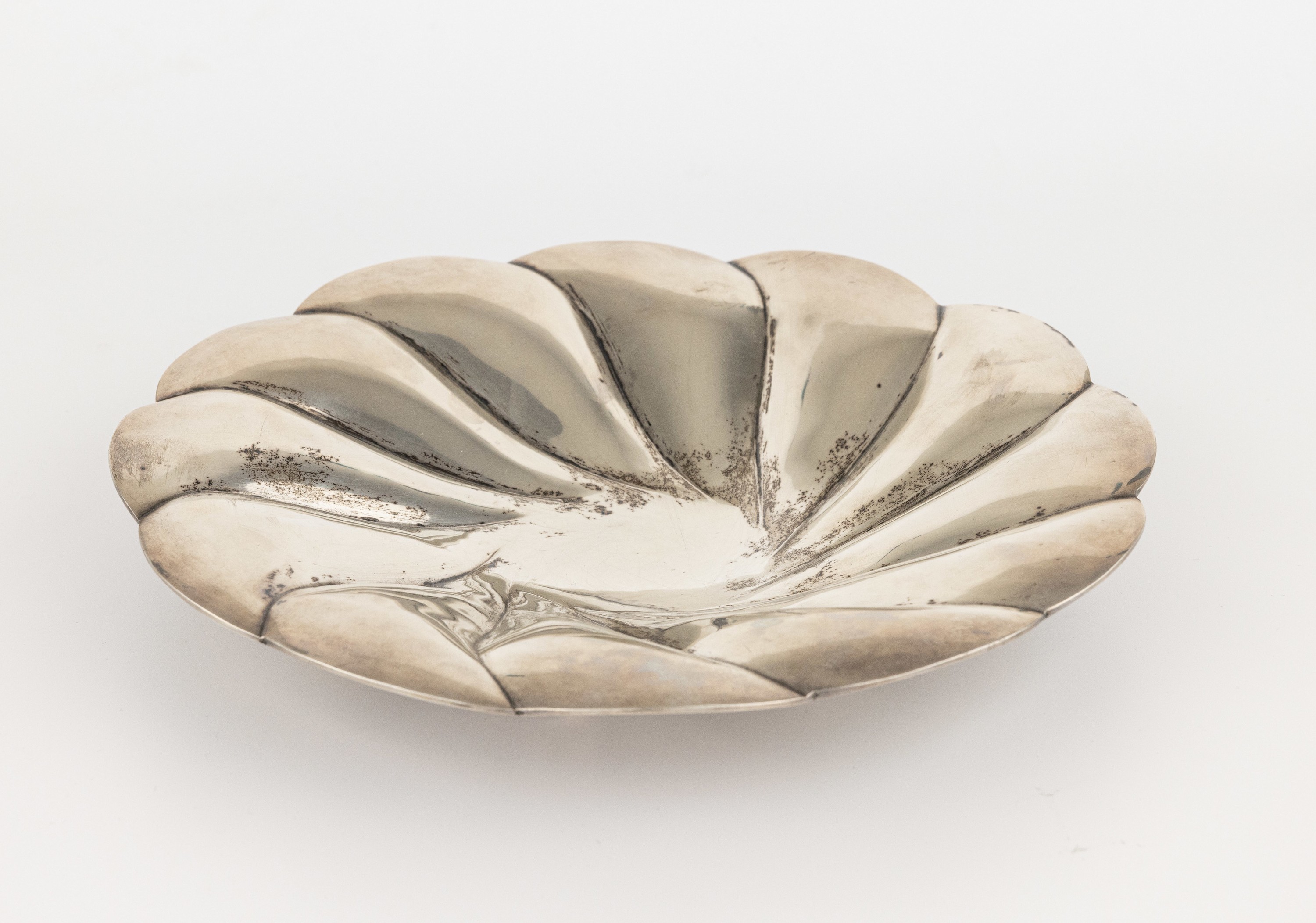 Anbietschale, Silber, rund, geschwungene Godronierung, D. ca. 25 cm, auf 4 Kugelfüssen, hohl gearbeitet, ca. 311 g