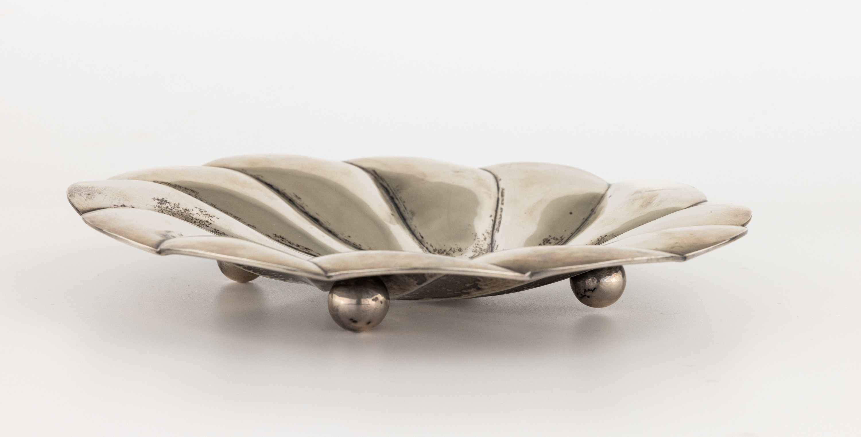 Detail a: Anbietschale, Silber, rund, geschwungene Godronierung, D. ca. 25 cm, auf 4 Kugelfüssen, hohl gearbeitet, ca. 311 g