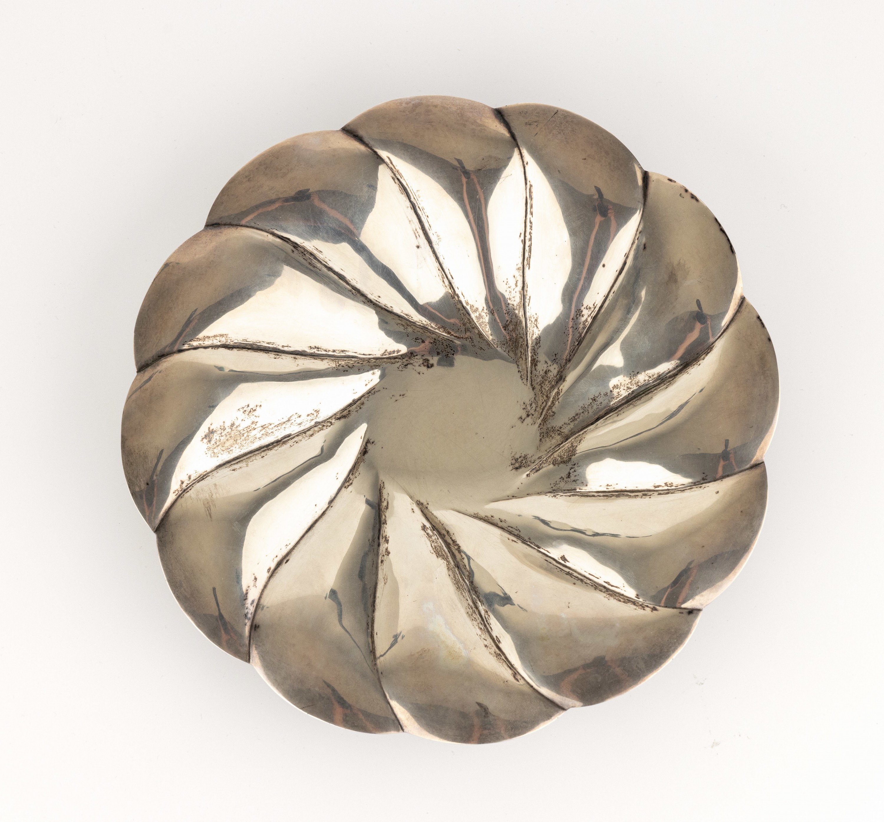 Detail b: Anbietschale, Silber, rund, geschwungene Godronierung, D. ca. 25 cm, auf 4 Kugelfüssen, hohl gearbeitet, ca. 311 g