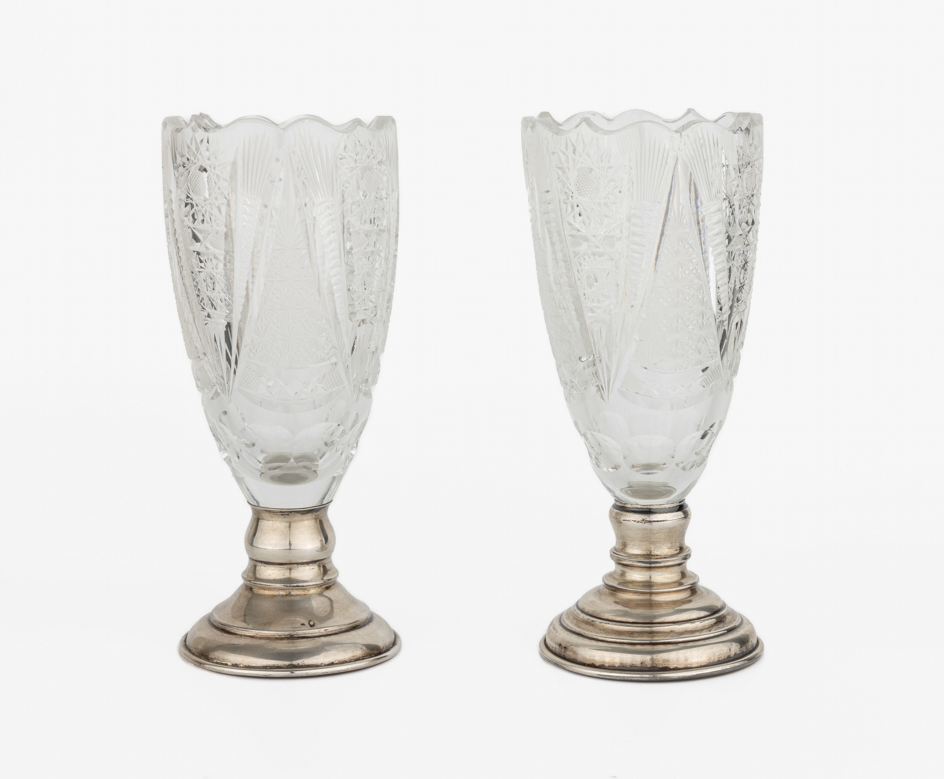 Set 2 Vasen, 800er Silber, Österreich, wohlum 1880-90, Füße mehrfach getreppt, geschliffenes Glas, H. ca. 20 cm, altersbed. Gebr.-Spuren