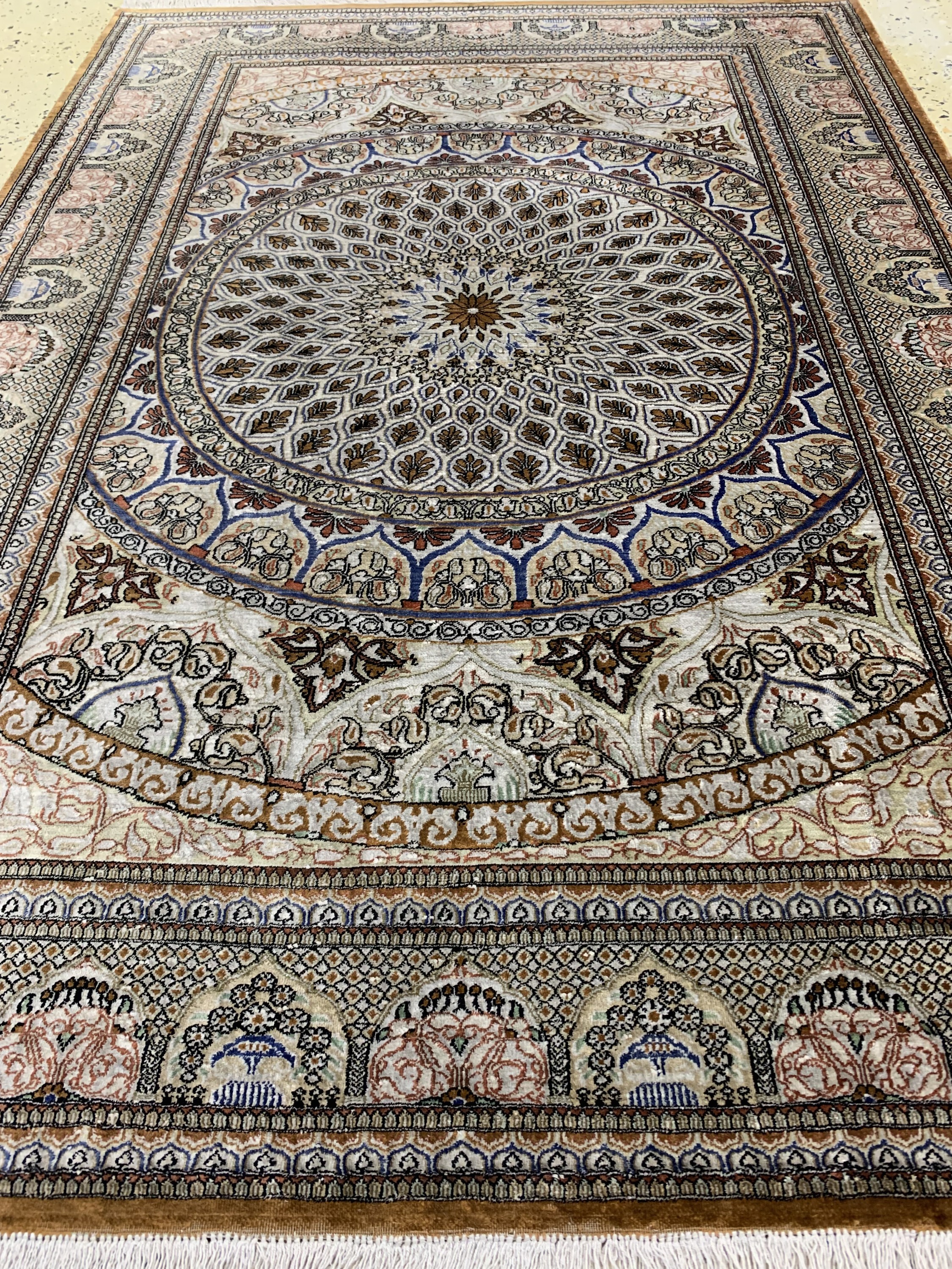 Detail c: Ghom Seide fein, Persien, Ende 20.Jhd, reine Naturseide, ca. 144 x 102 cm, ca. 1,0 Mio. Kn/qm, EHZ: 2