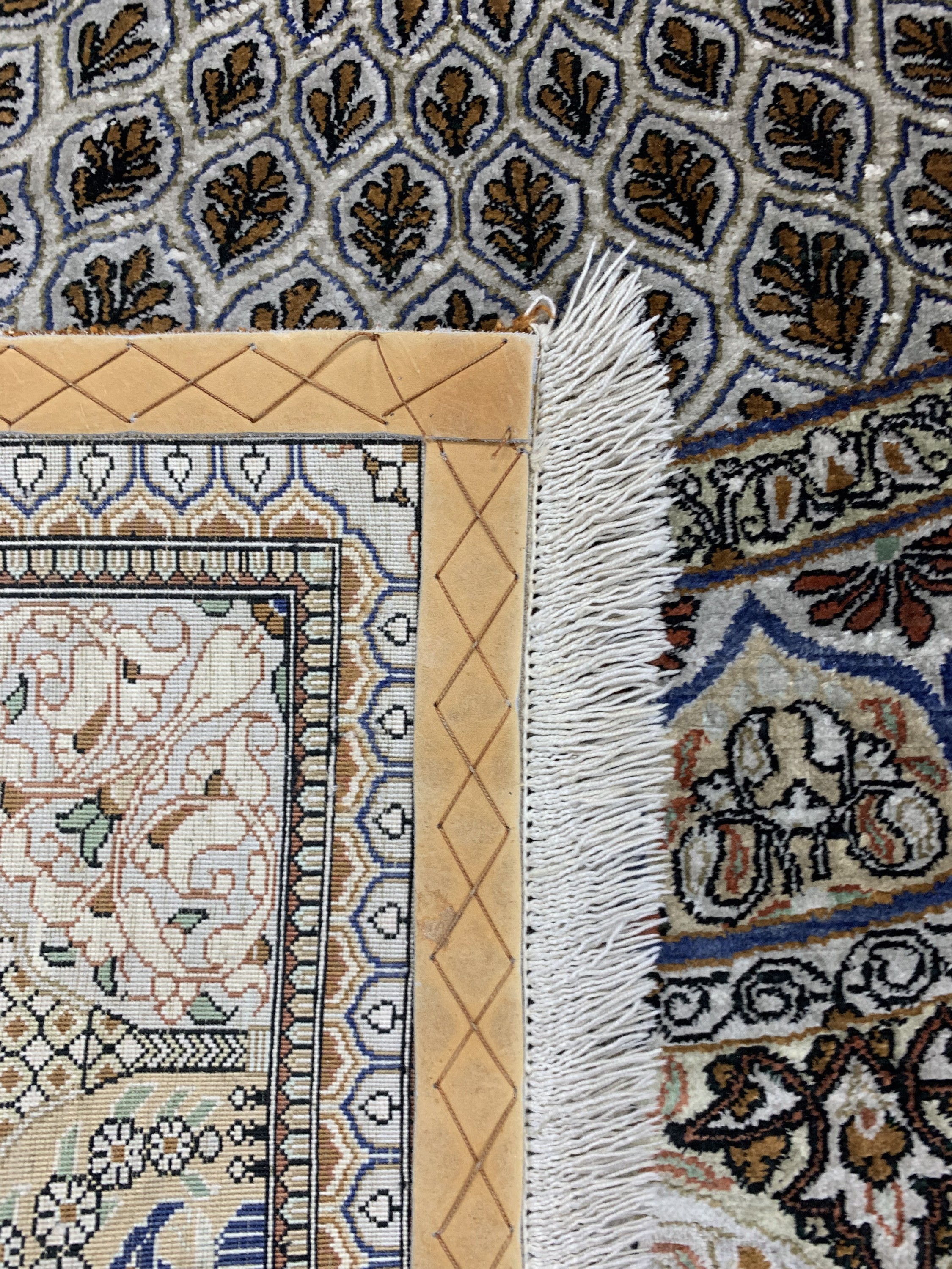 Detail d: Ghom Seide fein, Persien, Ende 20.Jhd, reine Naturseide, ca. 144 x 102 cm, ca. 1,0 Mio. Kn/qm, EHZ: 2