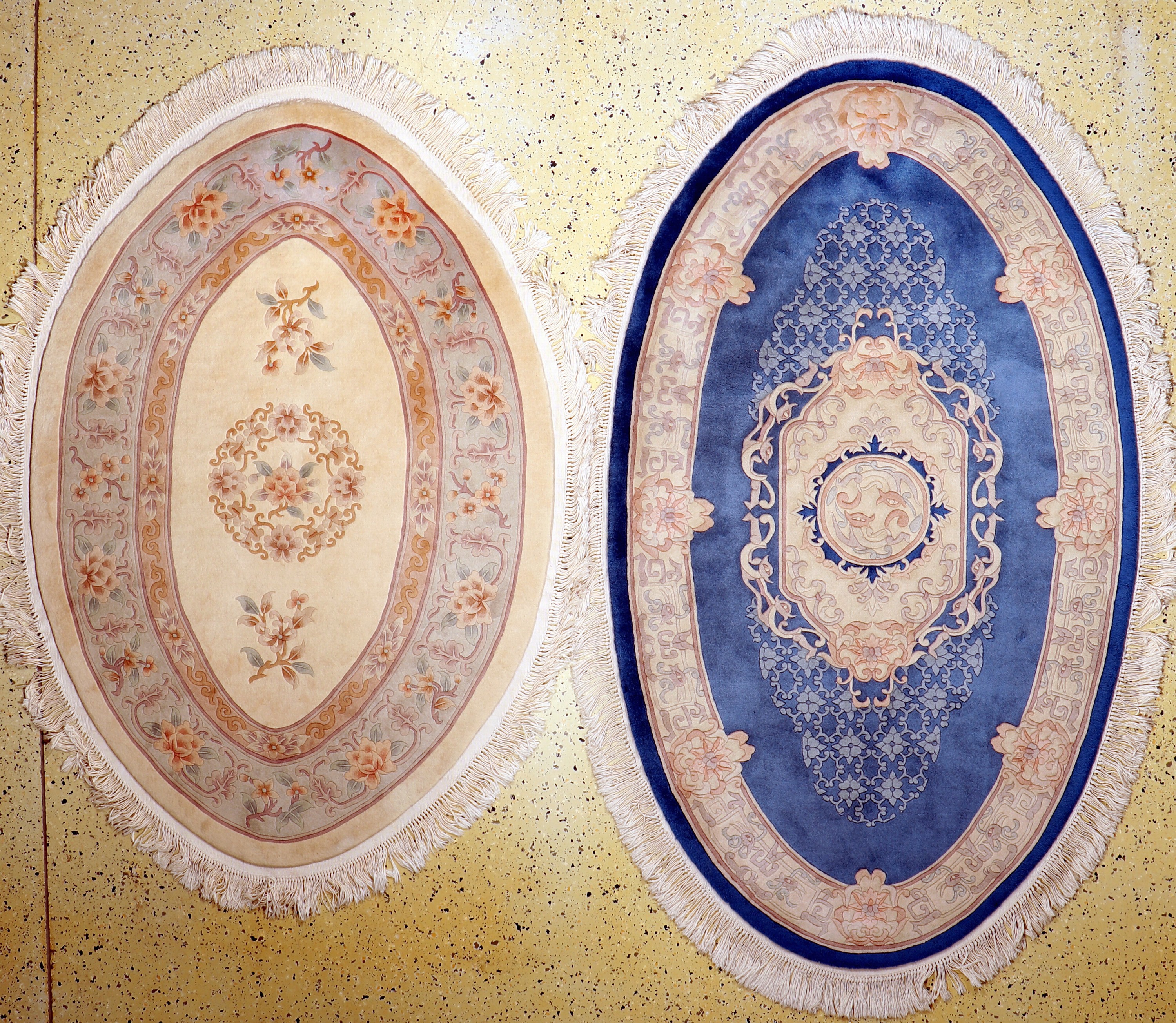 1 paar Aubusson, China, Mitte 20. Jhd, Wolle auf Baumwolle, ca. 210 x 120 cm, EHZ: 2