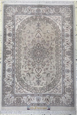 Image 26772137 - Isfahan fine#"silk ground#", Persia, end of 20th century, corkwool with and on silk, approx. 88 x 62 cm, approx. 1.0 million kn/sm,condition: 1-2. Rugs, Carpets & Flatweaves