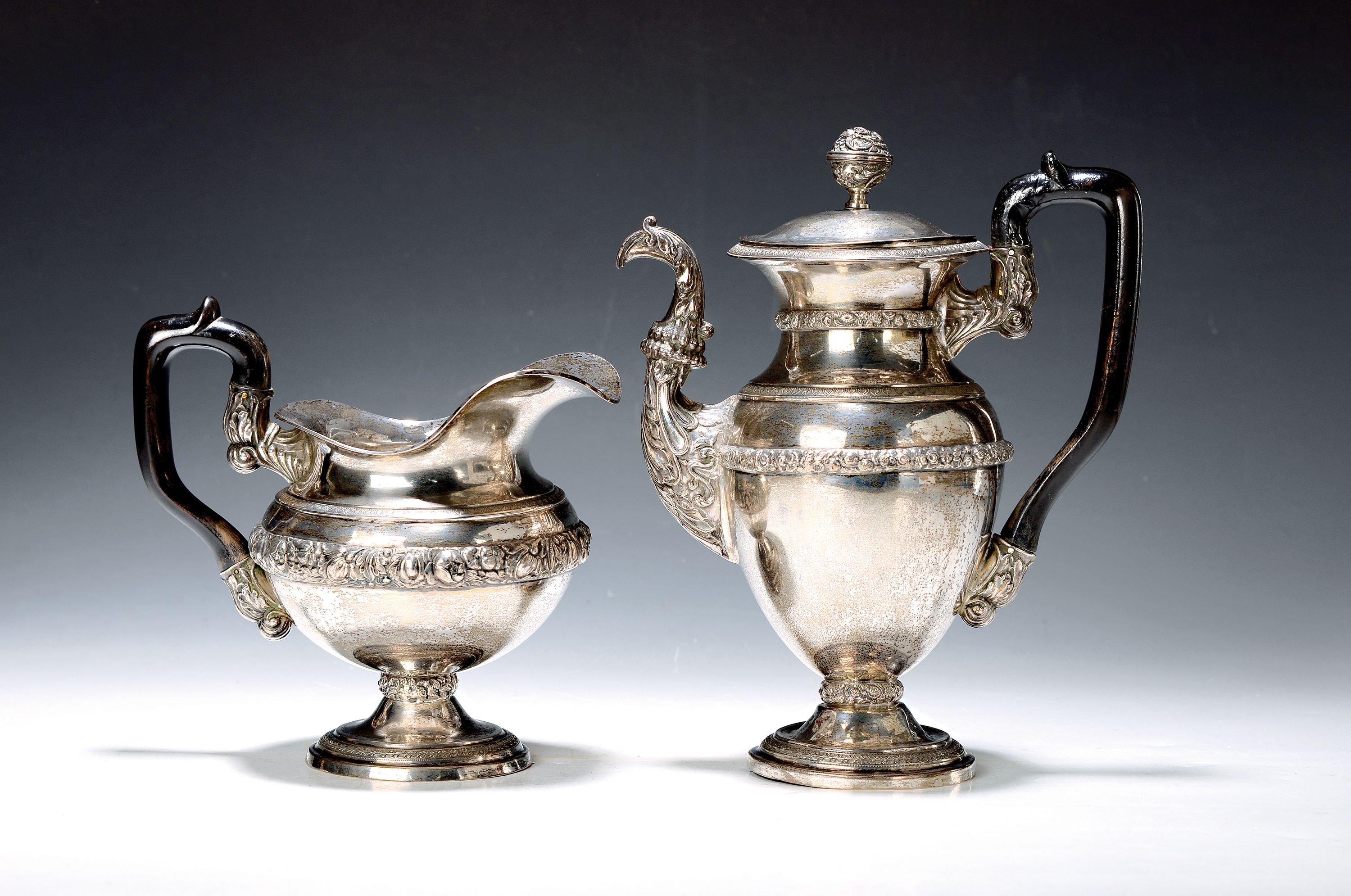 Kaffeekanne und große Milchkanne, Österreich, um 1855, Wien, Silber, teilweise getrieben, Holzgriffe, umlaufende Früchteborde, Kaffeekanne l. ...