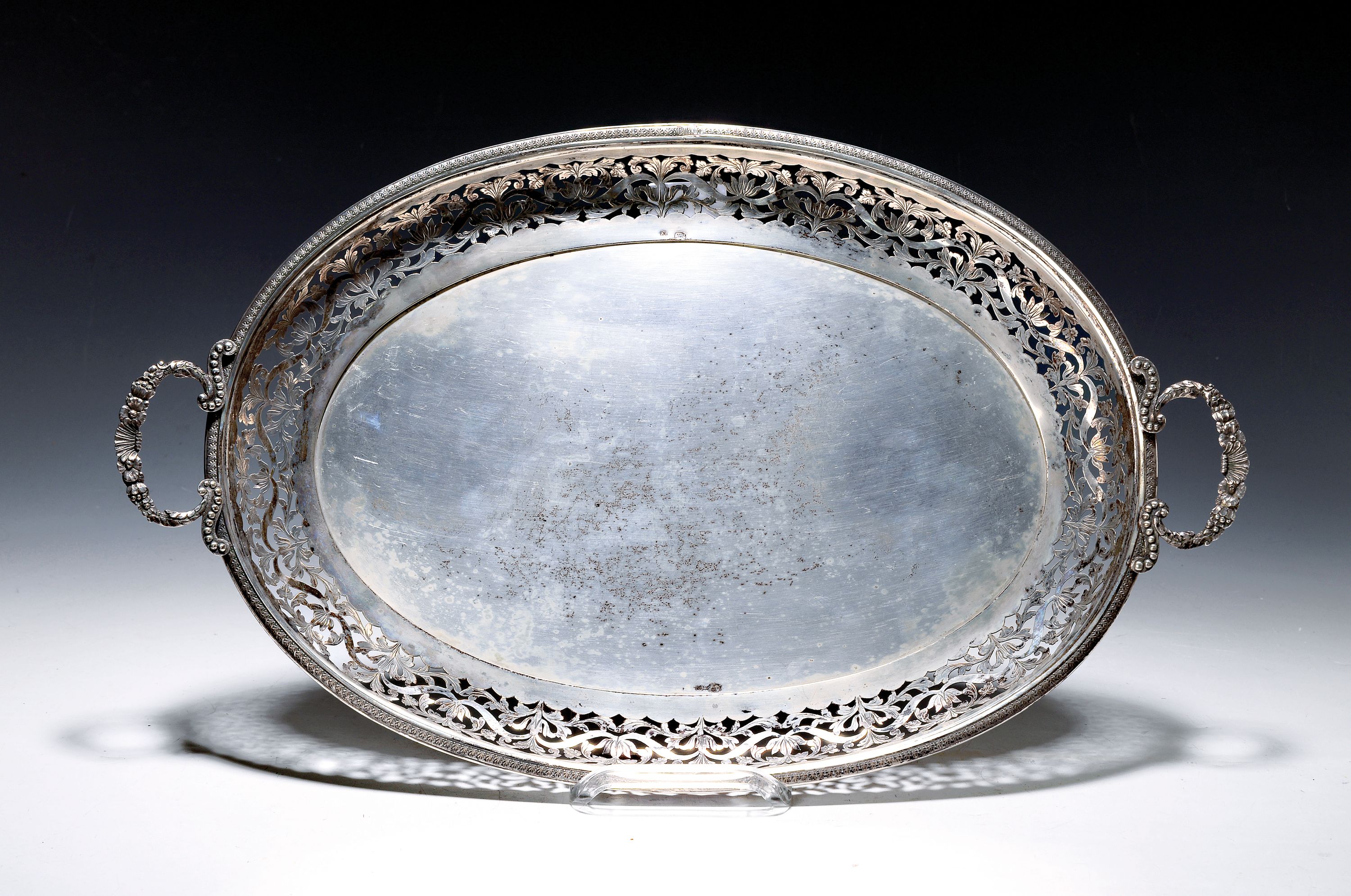 Großes Silbertablett, Österreich, 1836, 13 lötiges Silber, Fahne mit aufwendiger Sägearbeit, Doppelhenkel mit Perlrand und Muschel, ...