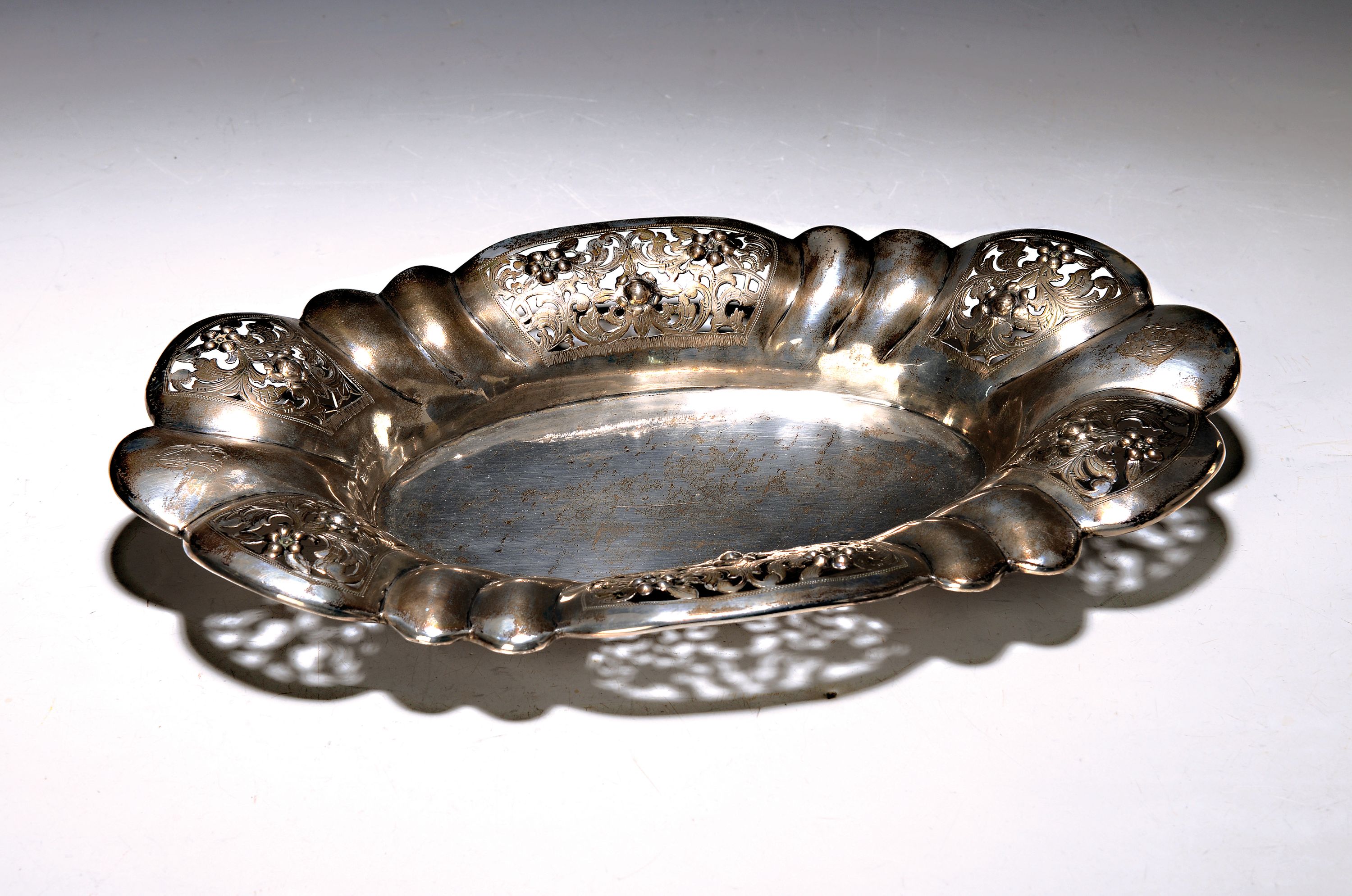 Ovale Schale, wohl Österreich, Silber, gebuckelte doppelte Vierpassform, Durchbrucharbeit, floral verziert und graviert, 36 x 22 cm, ca. 480 g
