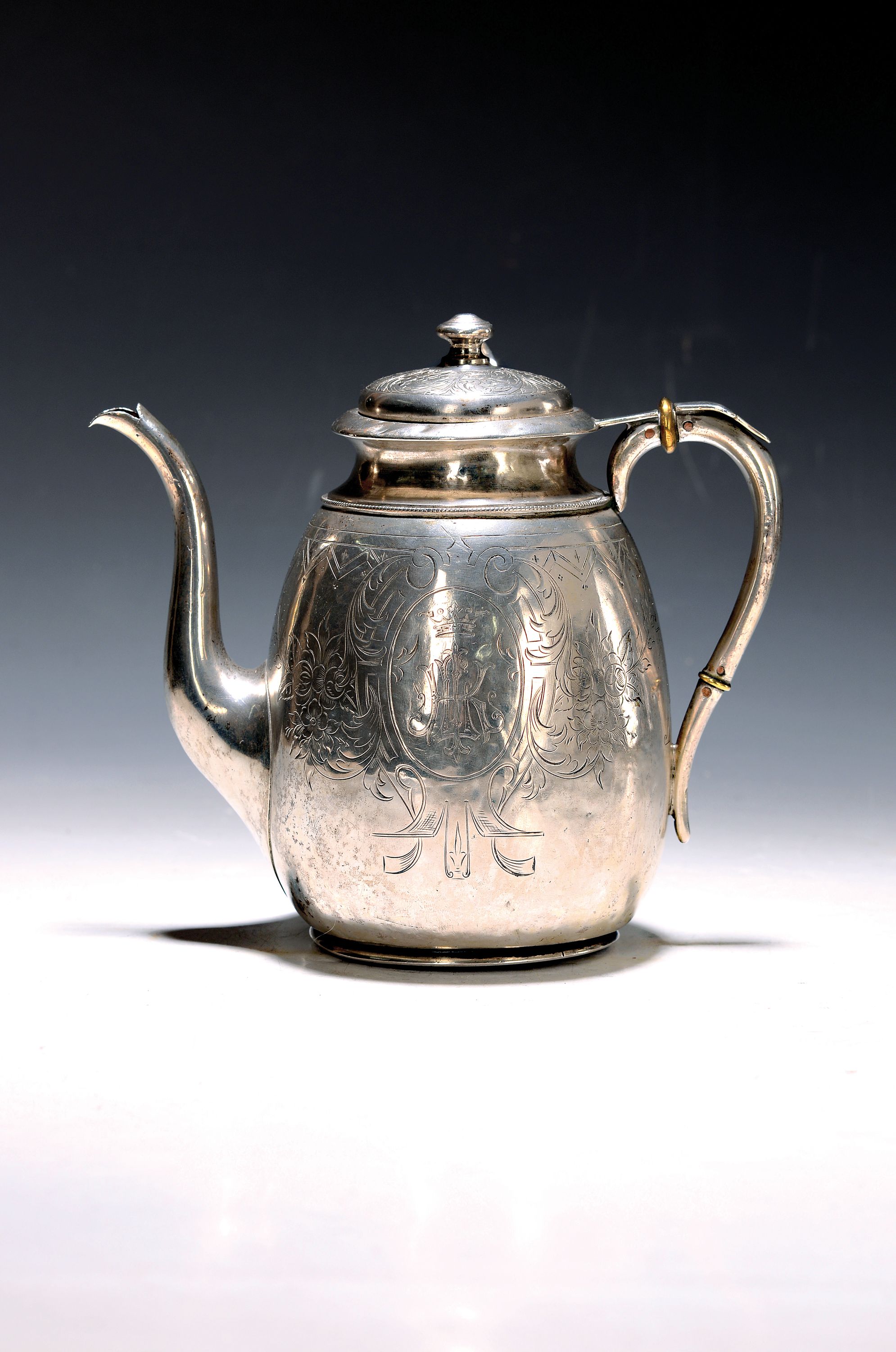 Silberkanne, Österreich, 19. Jh., Silber, reich graviert, floraler Dekor, leicht verbeult, ca. 460 g