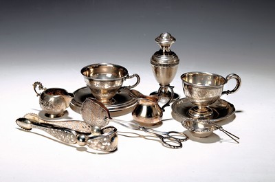 Image 26772354 - 8 pieces of silver table accessories, 19th andearly 20th century, two mocha cups with saucers, pastry tongs, sugar tongs with opening, two small cream jugs, tea strainer and spice shaker, slight traces of age