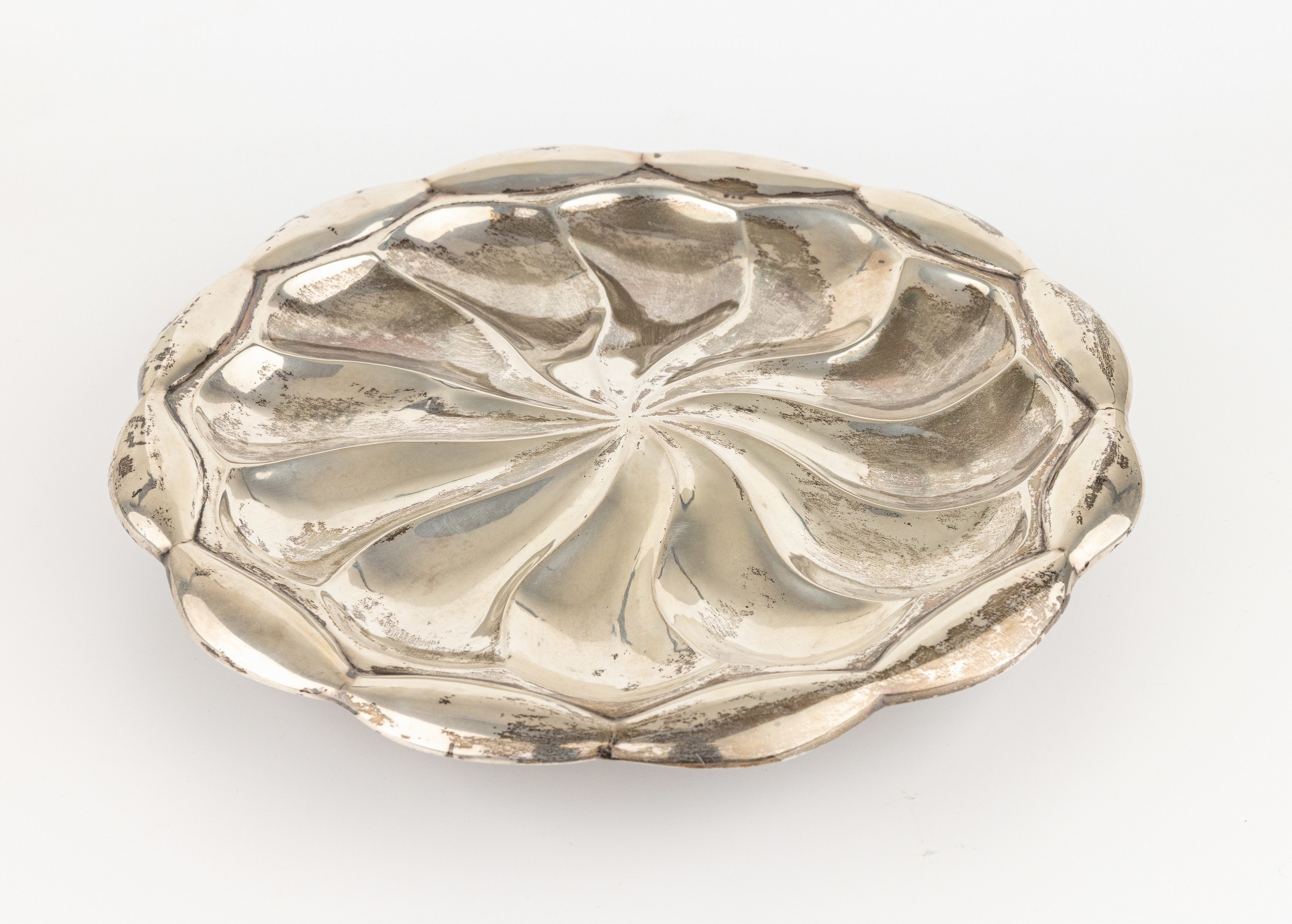 Anbietschale, 800er Silber, Hammerschlagdekor, rund, geschwungene Godronierung, auf 3 Kugelfüssen, hohl gearbeitet, D. ca. 32 cm, ca. 635 g, ...