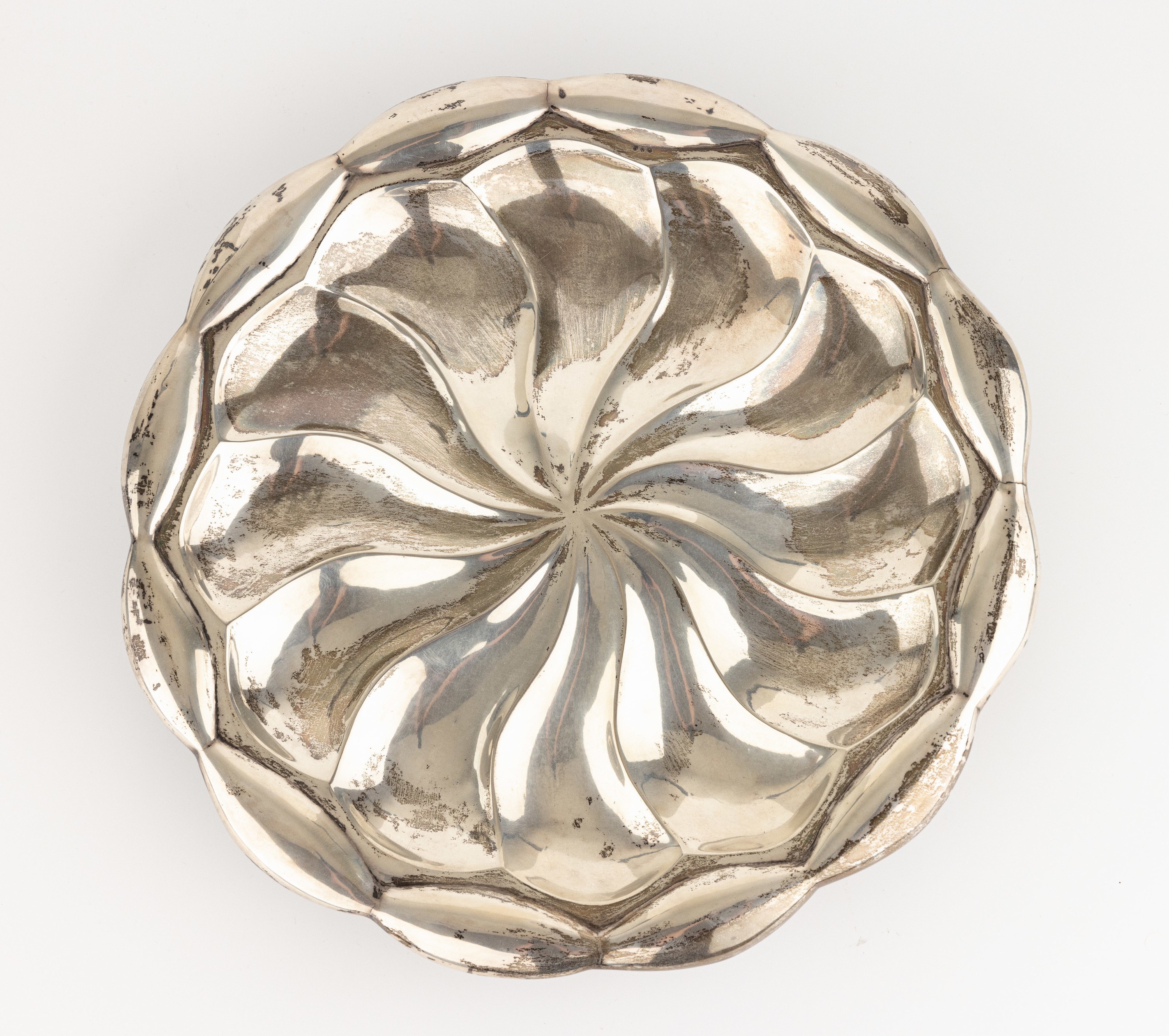 Detail a: Anbietschale, 800er Silber, Hammerschlagdekor, rund, geschwungene Godronierung, auf 3 Kugelfüssen, hohl gearbeitet, D. ca. 32 cm, ca. 635 g, ...
