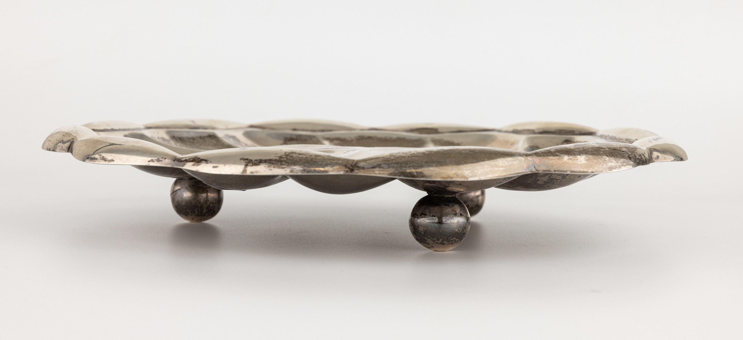 Detail b: Anbietschale, 800er Silber, Hammerschlagdekor, rund, geschwungene Godronierung, auf 3 Kugelfüssen, hohl gearbeitet, D. ca. 32 cm, ca. 635 g, ...