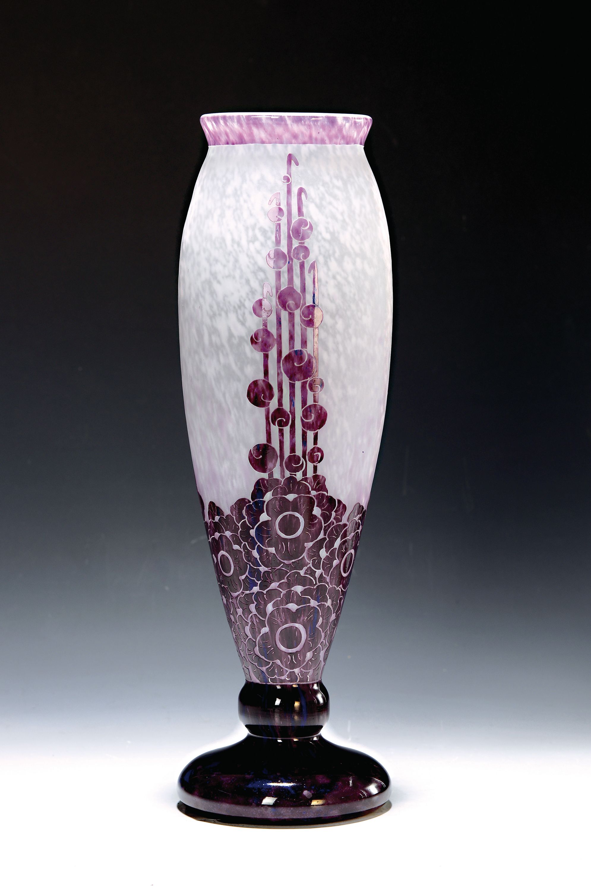 Große Vase, Le verre francais, 1920er Jahre, weiß und violett eingepudertes Glas, violett überfangen, geschnitten und geschliffen, stilisierter ...