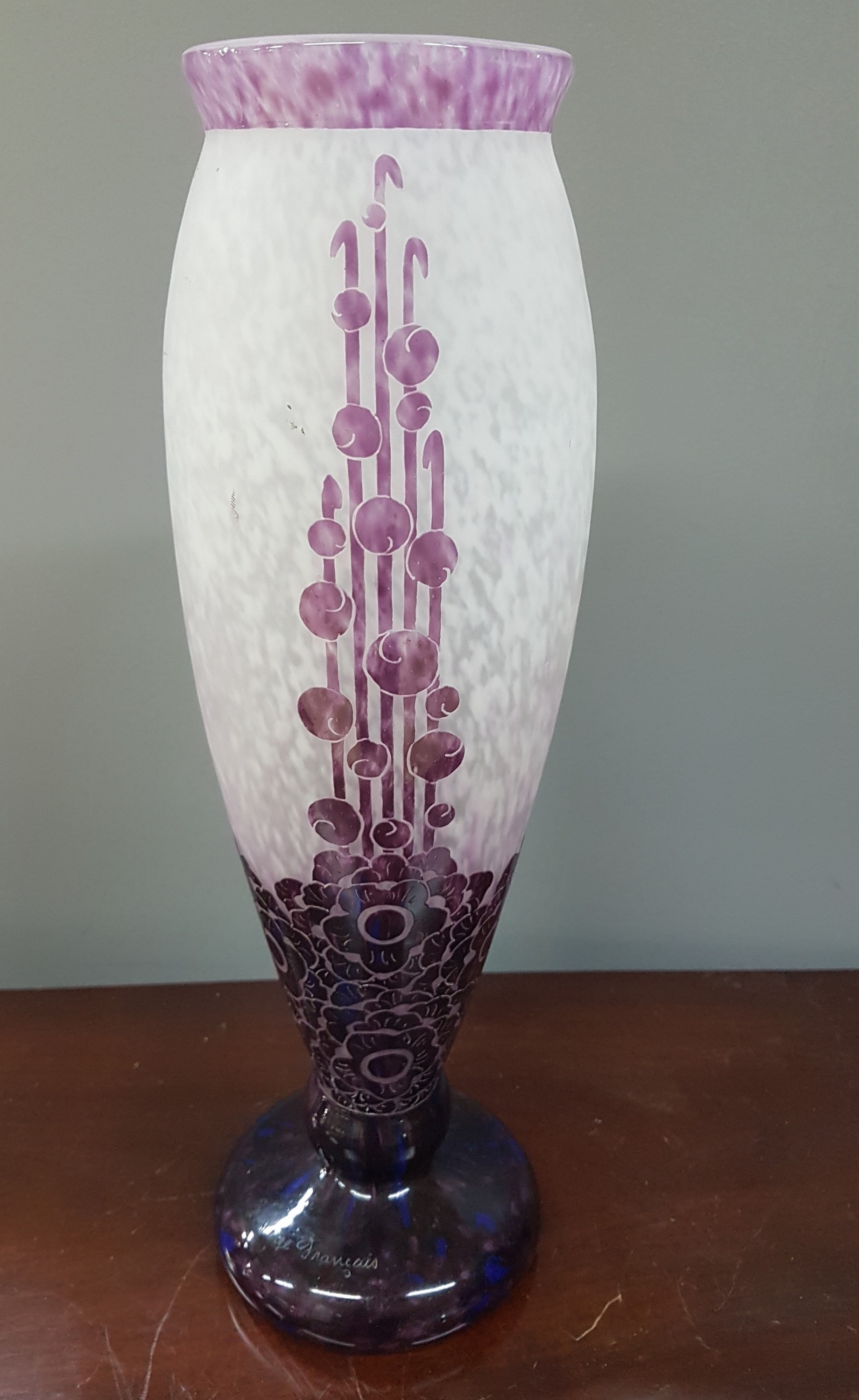 Detail a: Große Vase, Le verre francais, 1920er Jahre, weiß und violett eingepudertes Glas, violett überfangen, geschnitten und geschliffen, stilisierter ...