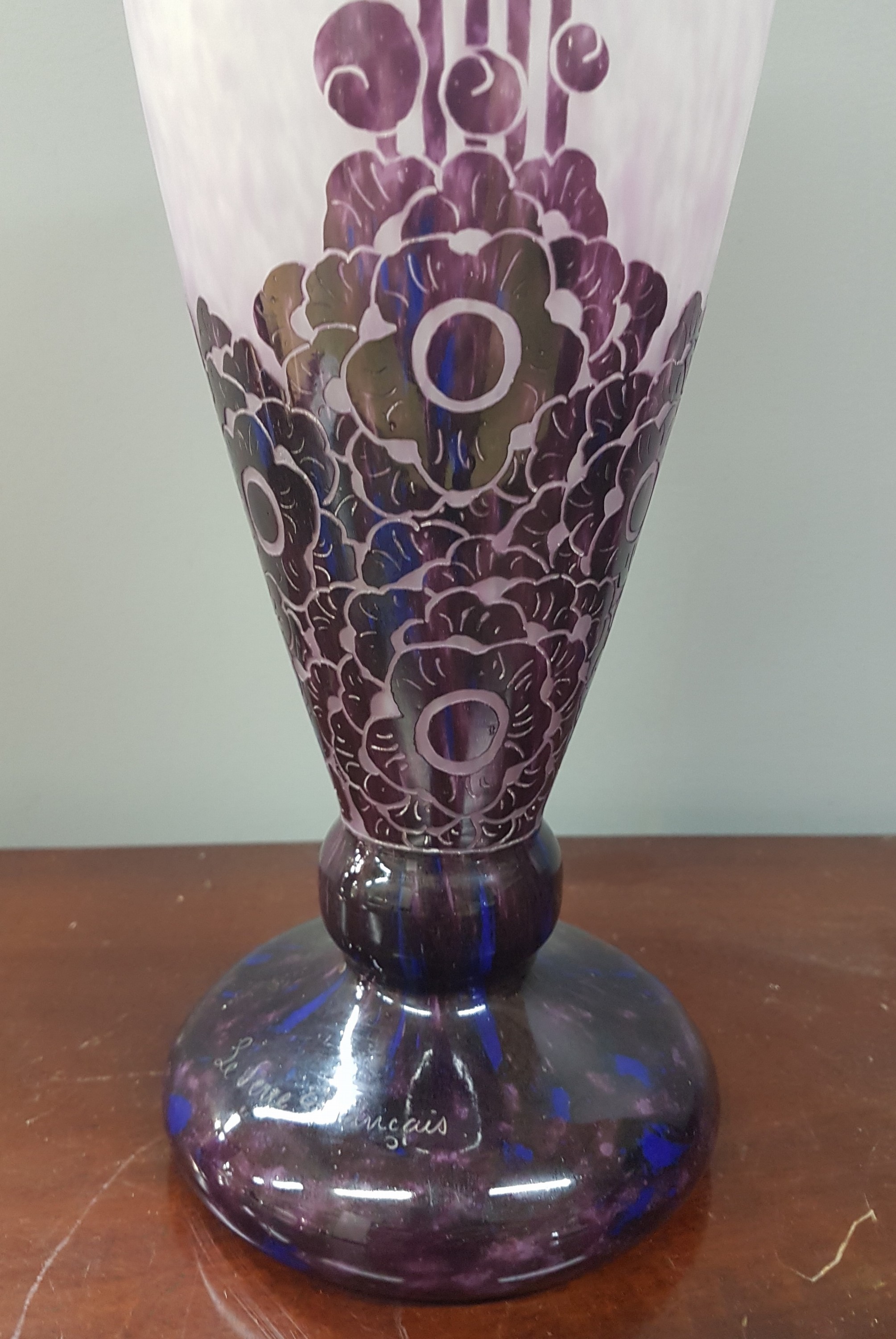 Detail b: Große Vase, Le verre francais, 1920er Jahre, weiß und violett eingepudertes Glas, violett überfangen, geschnitten und geschliffen, stilisierter ...