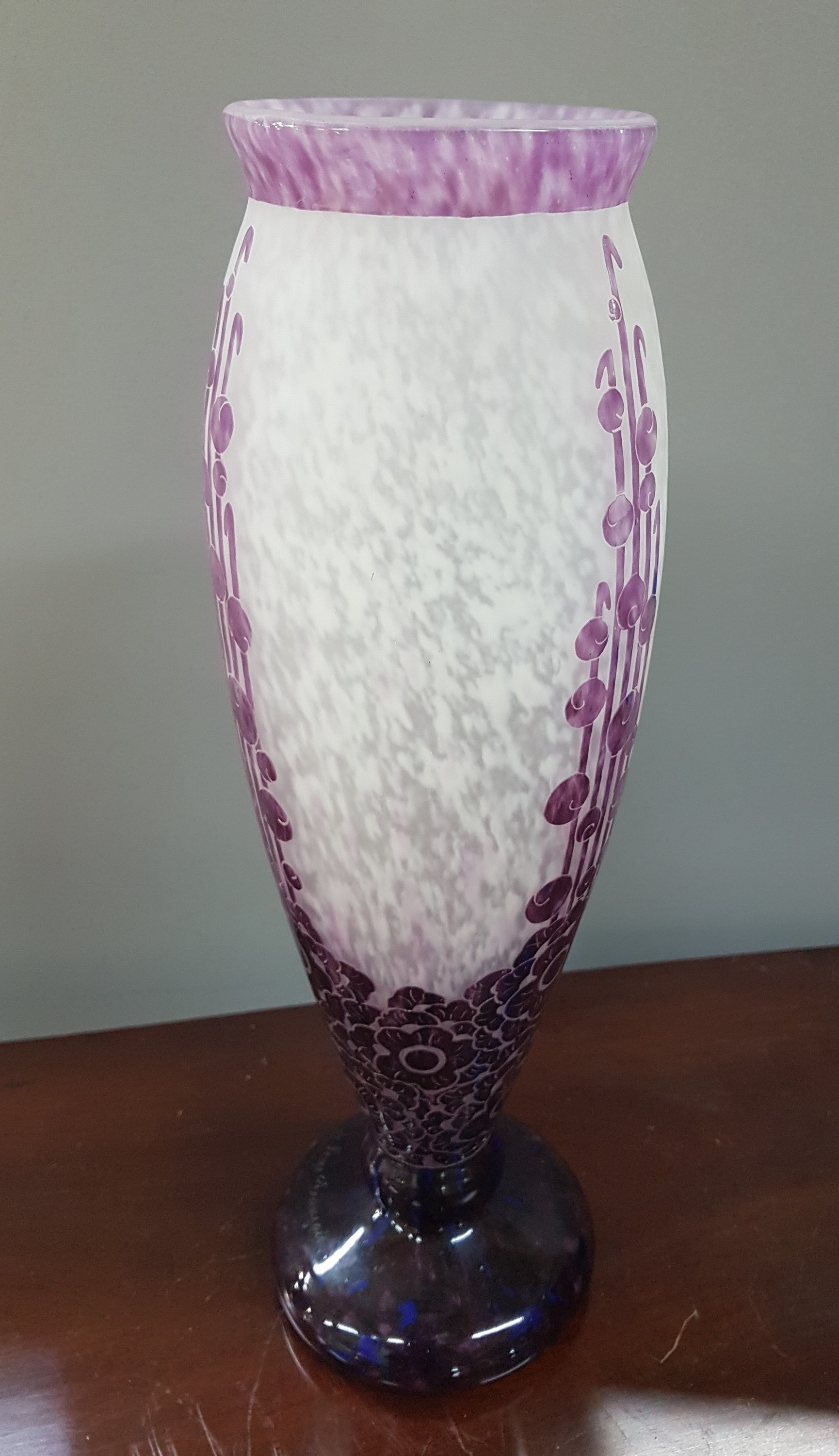 Detail c: Große Vase, Le verre francais, 1920er Jahre, weiß und violett eingepudertes Glas, violett überfangen, geschnitten und geschliffen, stilisierter ...