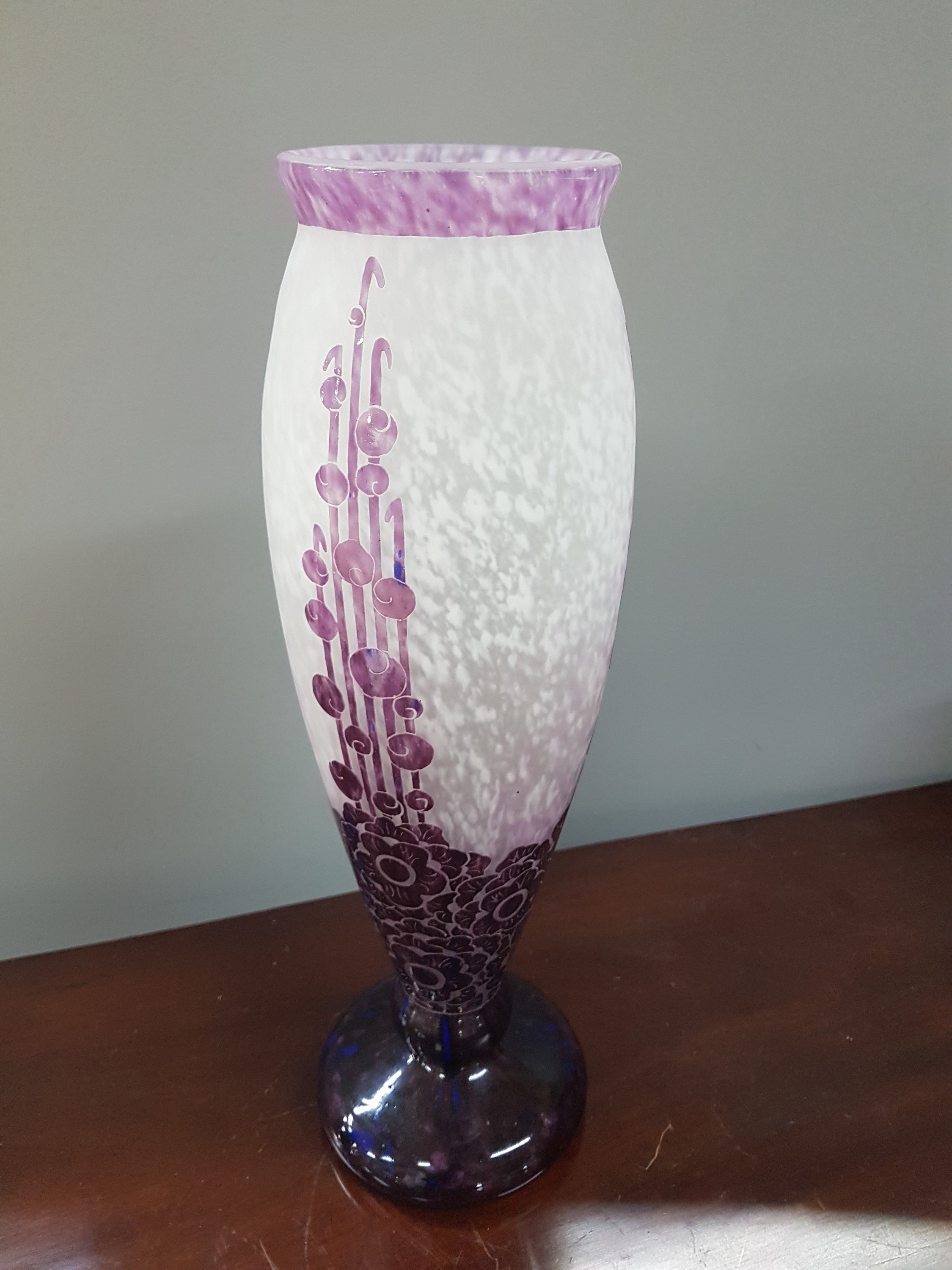 Detail d: Große Vase, Le verre francais, 1920er Jahre, weiß und violett eingepudertes Glas, violett überfangen, geschnitten und geschliffen, stilisierter ...