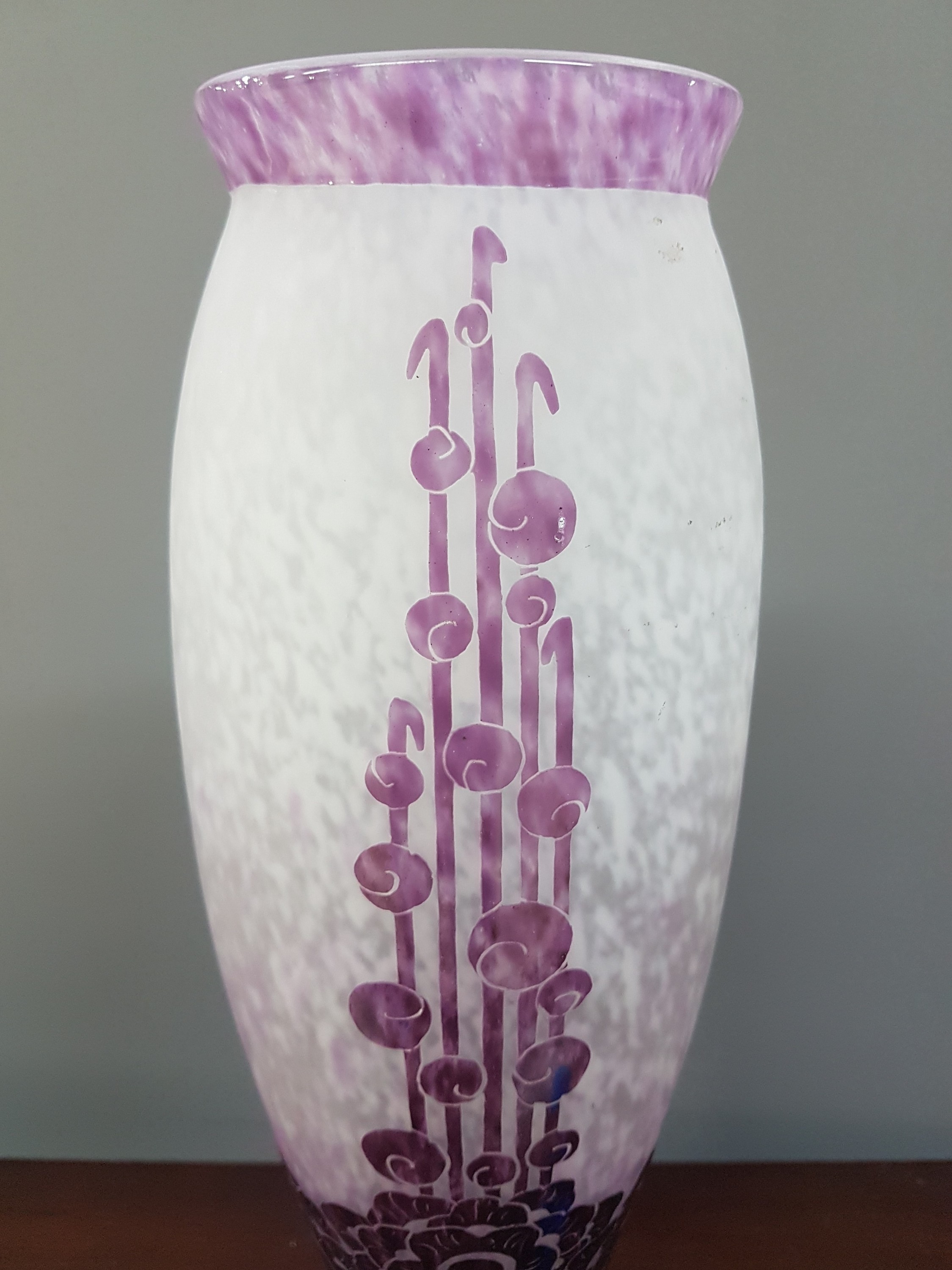 Detail e: Große Vase, Le verre francais, 1920er Jahre, weiß und violett eingepudertes Glas, violett überfangen, geschnitten und geschliffen, stilisierter ...