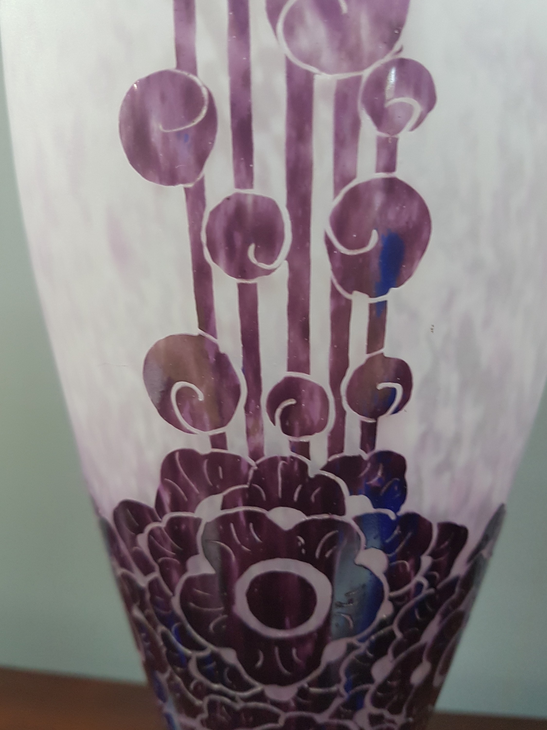 Detail f: Große Vase, Le verre francais, 1920er Jahre, weiß und violett eingepudertes Glas, violett überfangen, geschnitten und geschliffen, stilisierter ...
