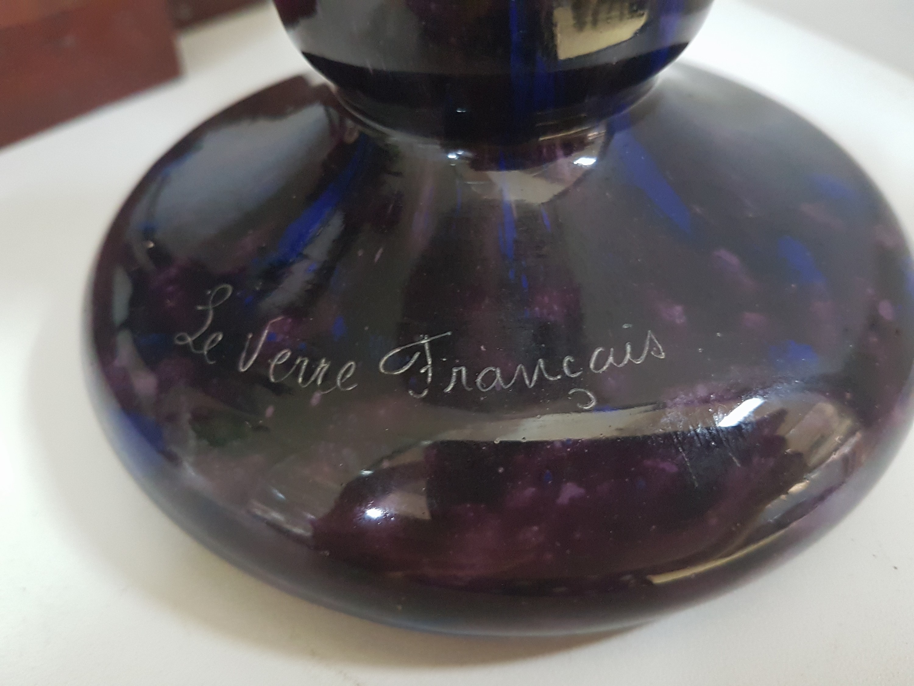 Detail g: Große Vase, Le verre francais, 1920er Jahre, weiß und violett eingepudertes Glas, violett überfangen, geschnitten und geschliffen, stilisierter ...