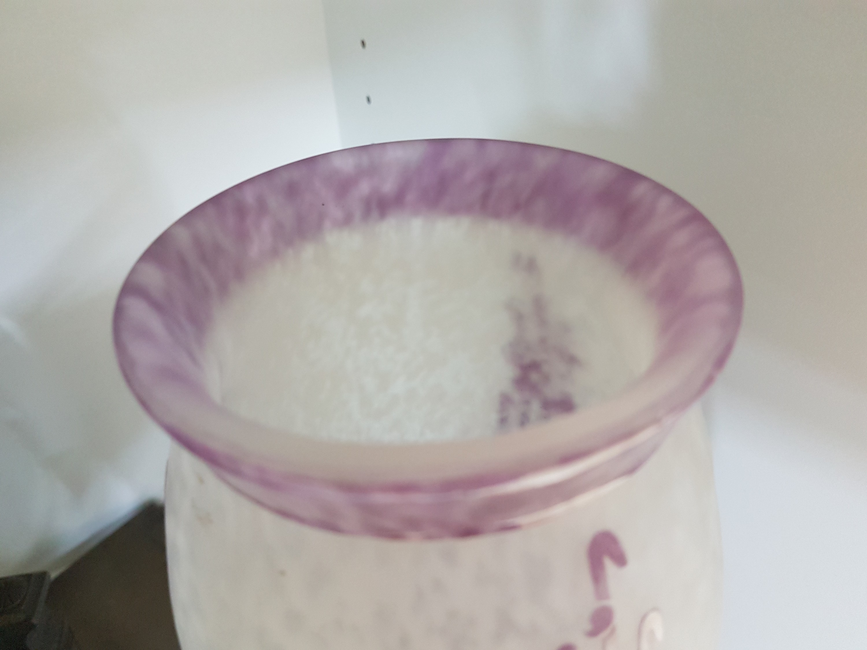 Detail h: Große Vase, Le verre francais, 1920er Jahre, weiß und violett eingepudertes Glas, violett überfangen, geschnitten und geschliffen, stilisierter ...