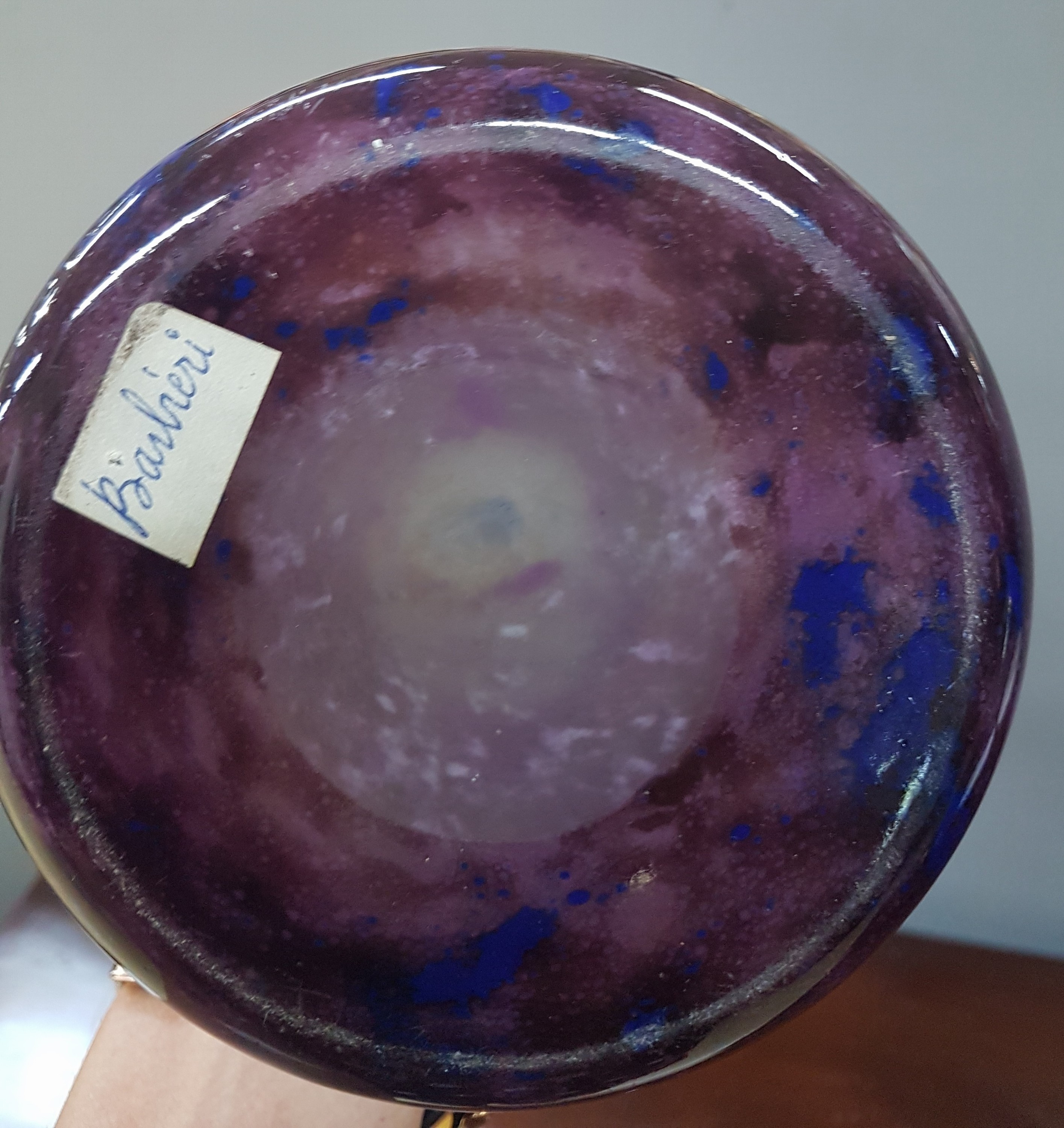 Detail i: Große Vase, Le verre francais, 1920er Jahre, weiß und violett eingepudertes Glas, violett überfangen, geschnitten und geschliffen, stilisierter ...