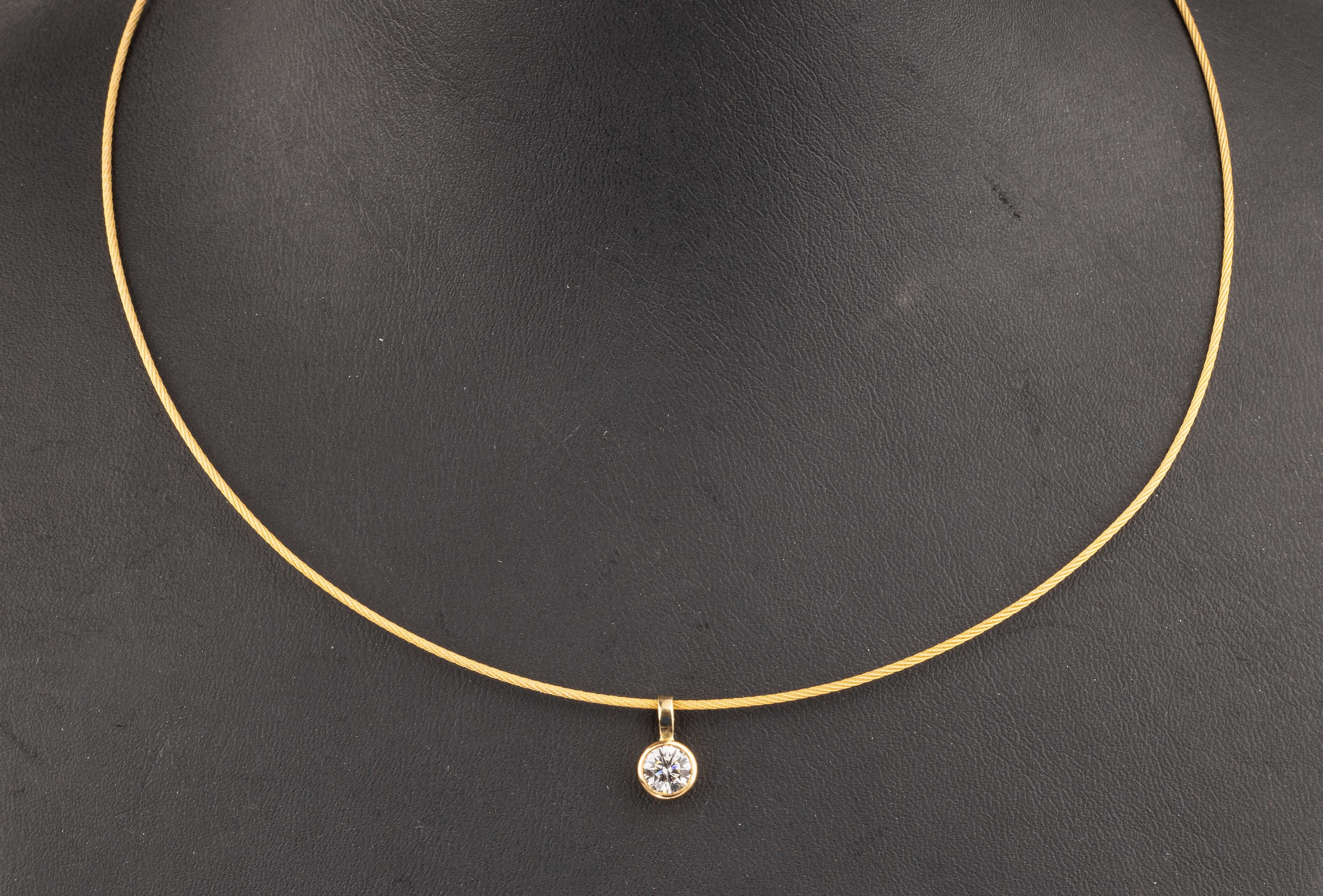 18 kt Gold Brillant-Anhänger, GG 750/000, Brillant ca. 0.50 ct feines Weiß-Weiß/p 1, Halsreif, L. ca. 40.5 cm, Bajonettverschluss