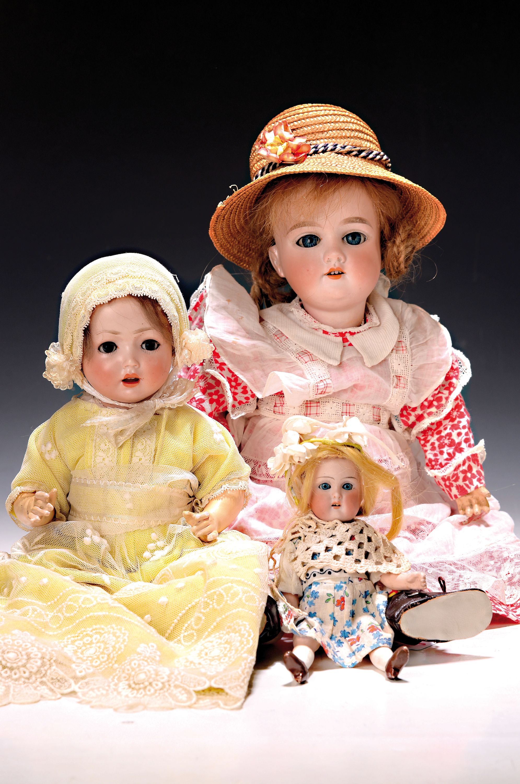 3 Porzellankopfpuppen, um 1910/20, 1. Simon & Halbig 4/0x, braune Schlafaugen, offener Mund, zwei Zähnchen oben, Massekörper, H. ca. 28cm, 2. Puppe ...