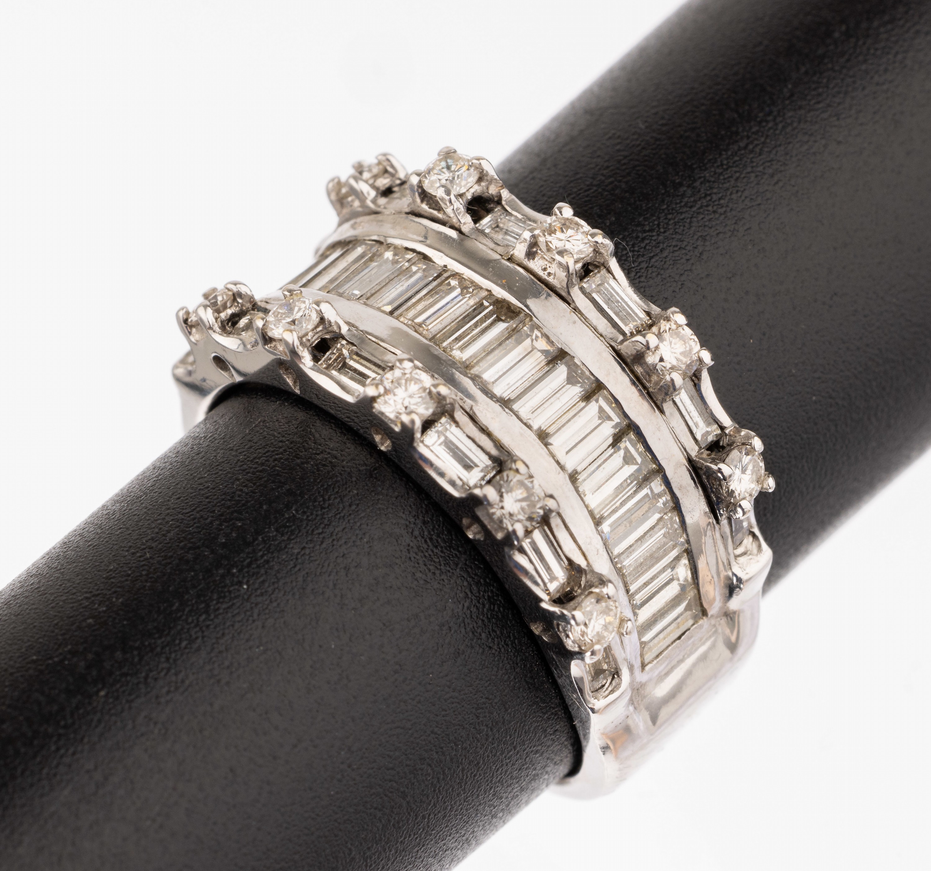18 kt Gold Diamant-Ring, WG 750/000, 29 Diamantbaguettes zus. ca. 2.35 ct Weiß/vs, 10 Brillanten zus. ca. 0.45 ct Weiß/vs, RW 60, ca. 12.1 g