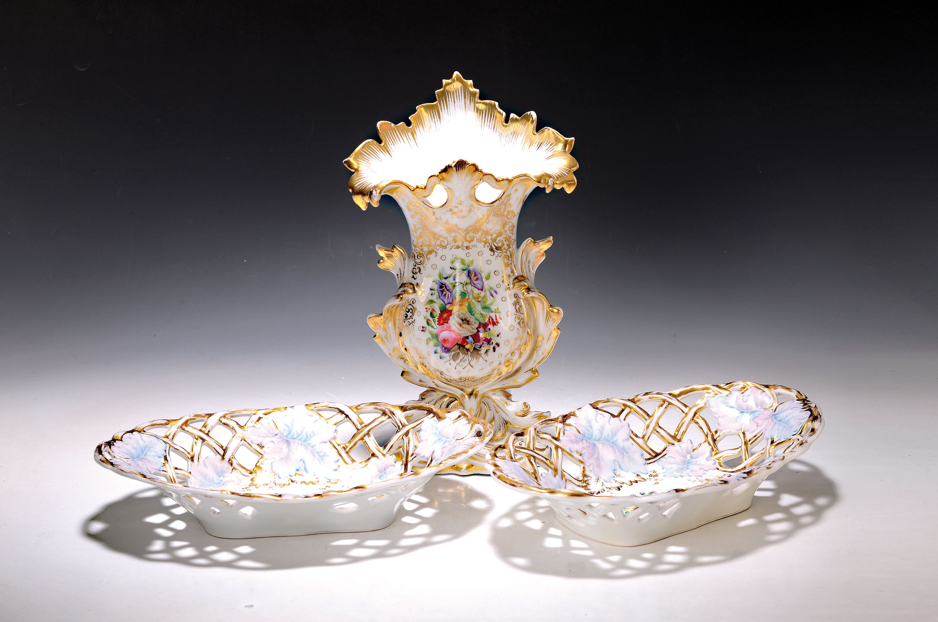 Vase und zwei Schalen, Frankreich, um 1860/70, Porzellan, bunt bemalt, Goldstaffage, leicht berieben, 32 x 20 cm, Schalen ca. 31 x 20 cm