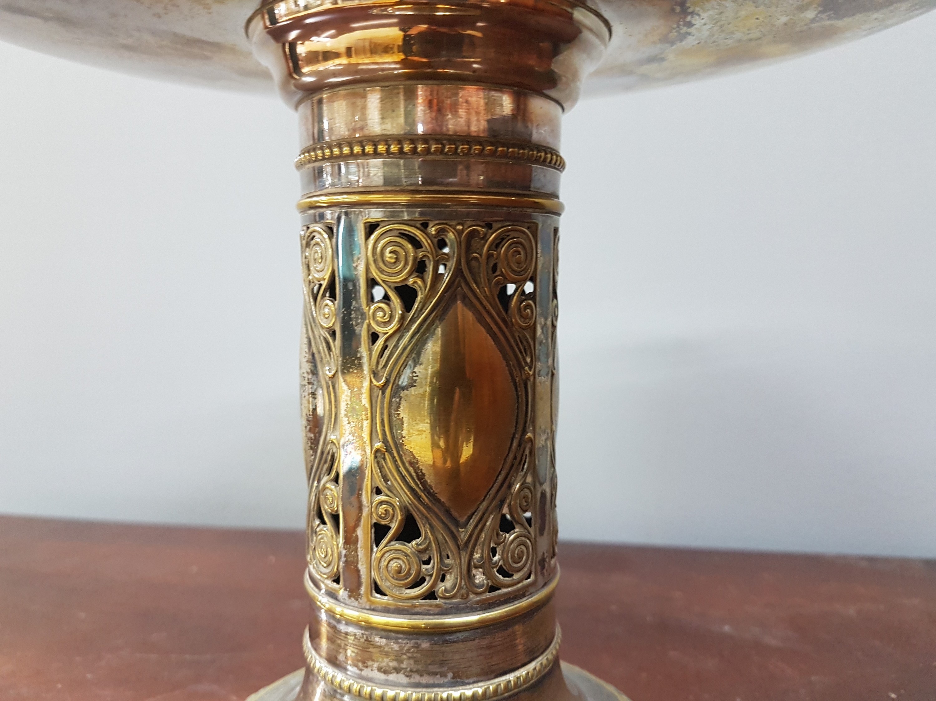 Detail c: Tafelaufsatz, WMF, um 1900/10, Jugendstil, XO, orig. Glaseinsatz geschliffen, an einer Seite beschädigt bzw. beschliffen, H. ca. 23.5 cm, D. 24.5 cm