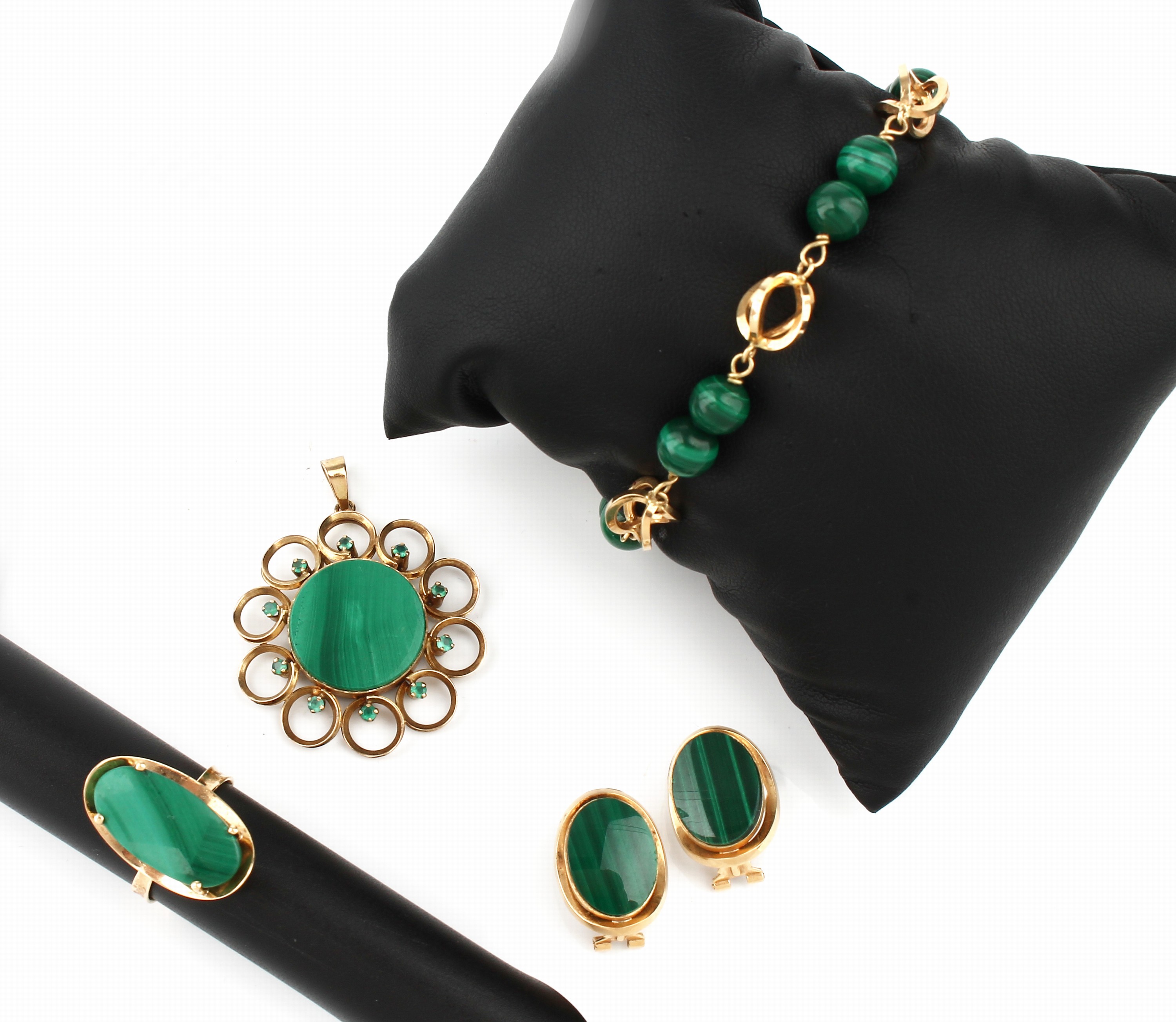 18 kt Gold Malachit-Schmuckset, GG 750/000 gepr., best. aus: 1 Ring, RW 59, 1 Paar Ohrstecker mit Clipbrisuren, 1 Anhänger, und 1Armband, L. ca. 20 ...