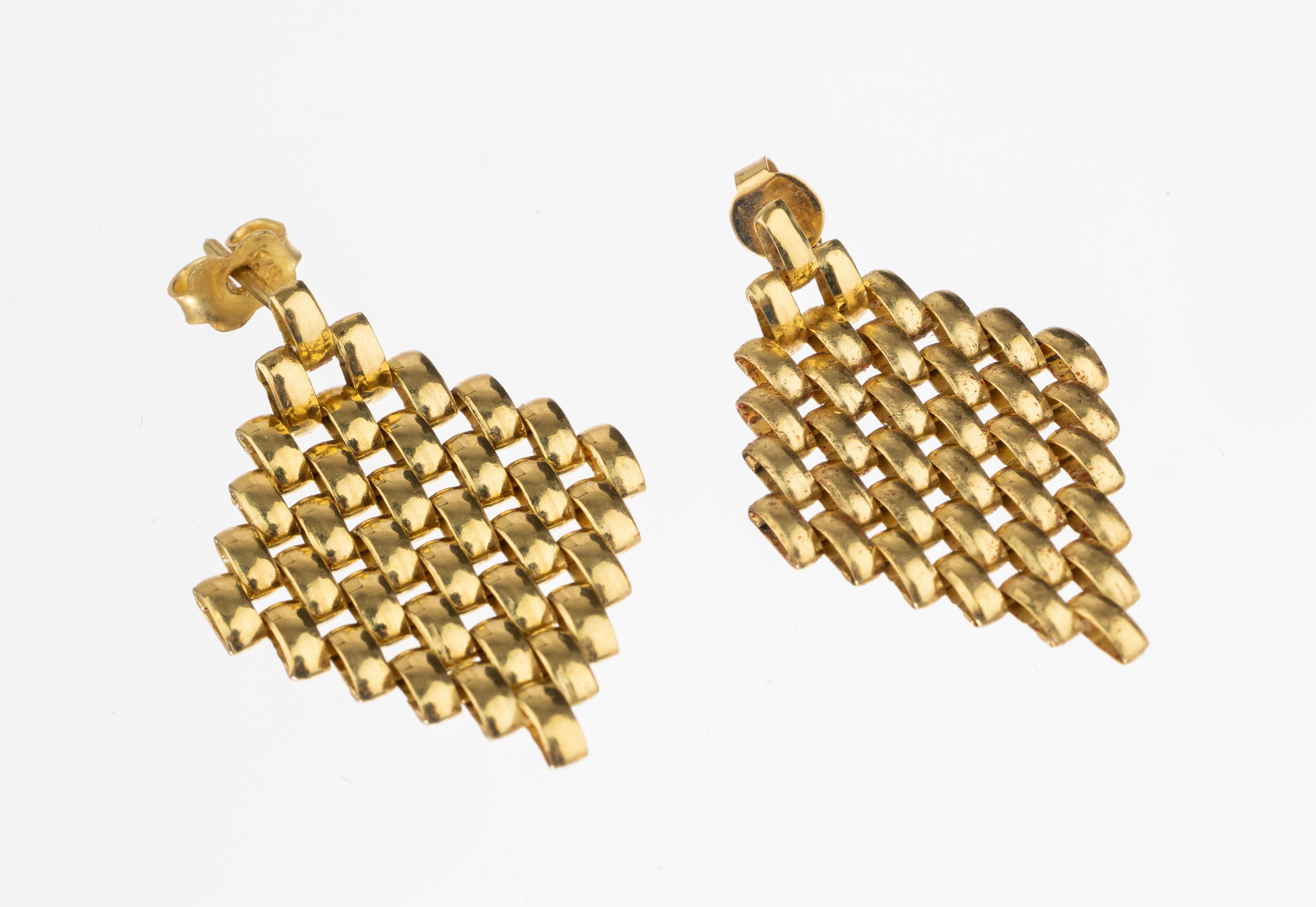 Paar 18 kt Gold Ohrstecker, GG 750/000 gepr., rautenf. Backsteinoptik, in sich bewegl., ca. 9.3 g