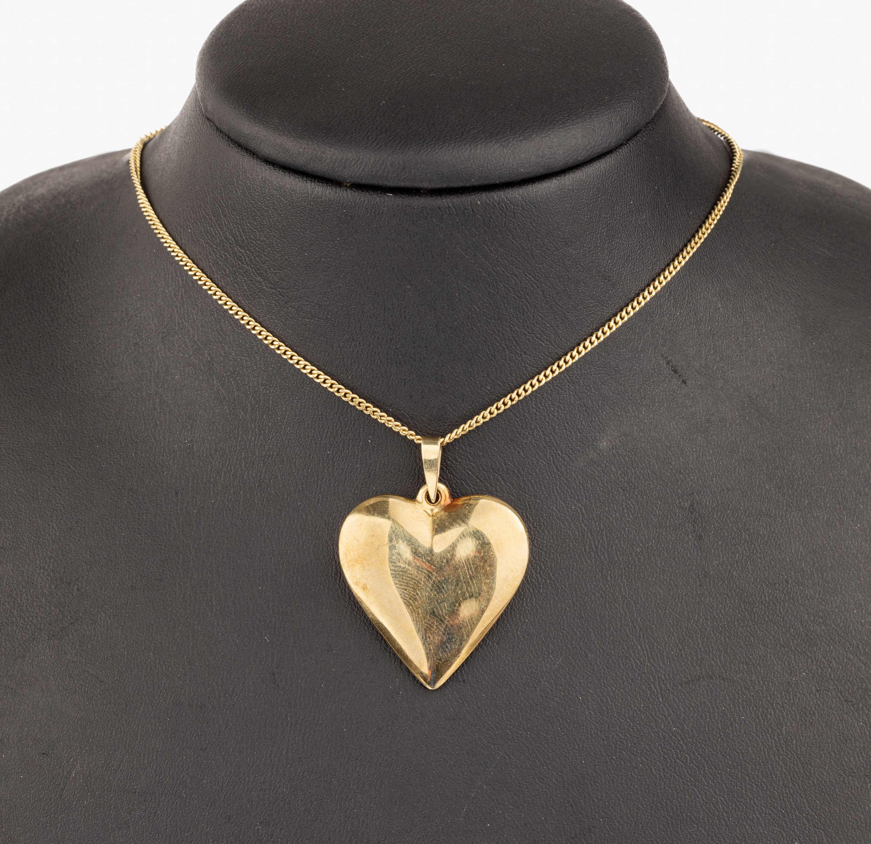 14 kt Gold Anhänger "Herz", GG 585/000, hohl gearbeitet, ca. 3.7 x 2.7 cm, an Kette, GG 585/000, L. ca. 55.5 cm, Federringschließe,ca. ...