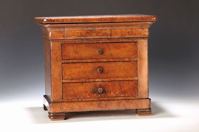 Image 26772726 - Model chest of drawers, France, mid-19th century, walnut veneer, three drawers, top with tension crack, ceiling can be opened, approx. 36 x 40 x 27 cm, damage due to age or condition 2-3