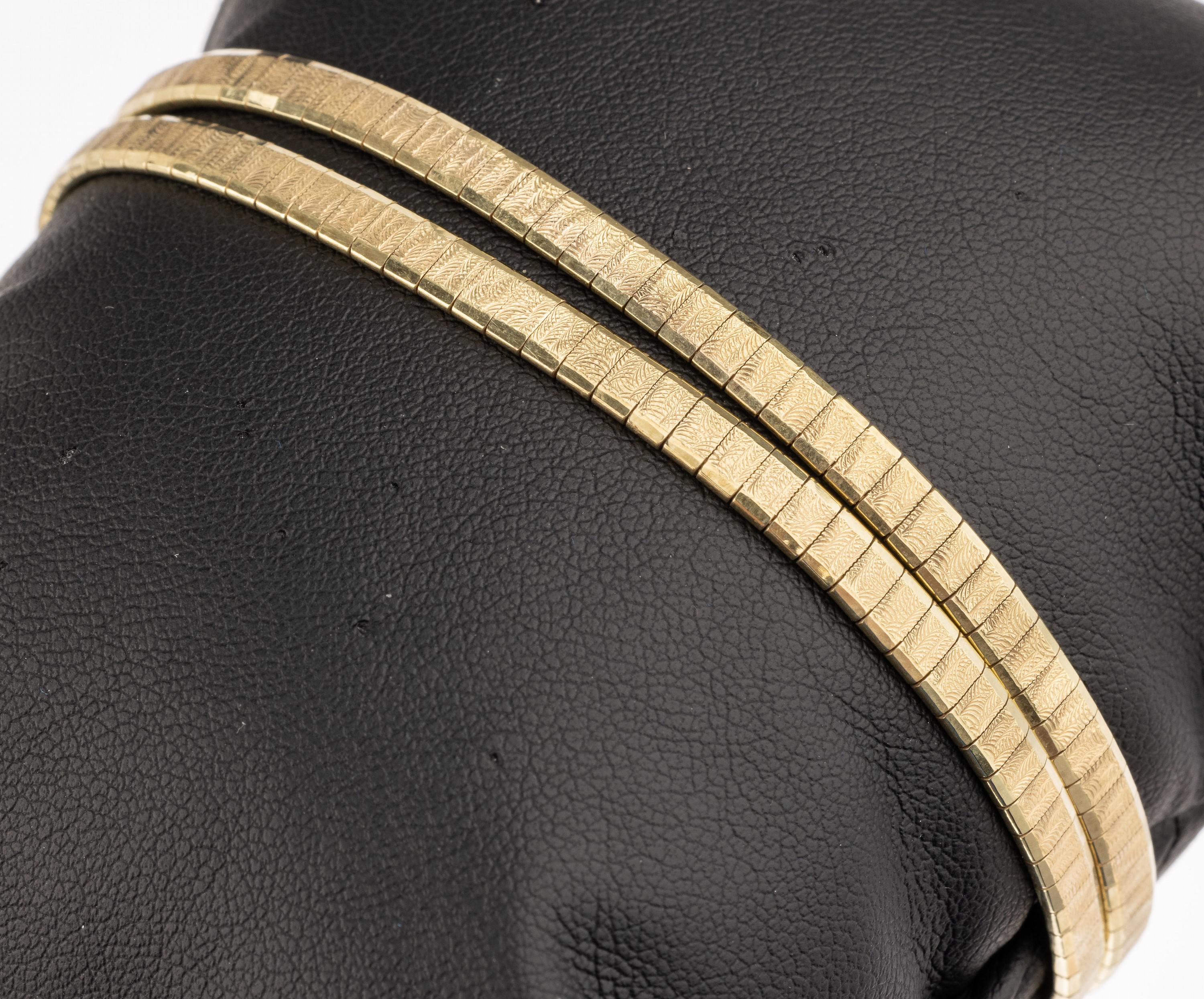 2-reihiges 8 kt Gold Spaghetti Armband, GG 333/000, Oberfläche strukturiert, L ca. 19 cm, total ca. 18.0 g, Kastenschloß mit Sicherheitsacht