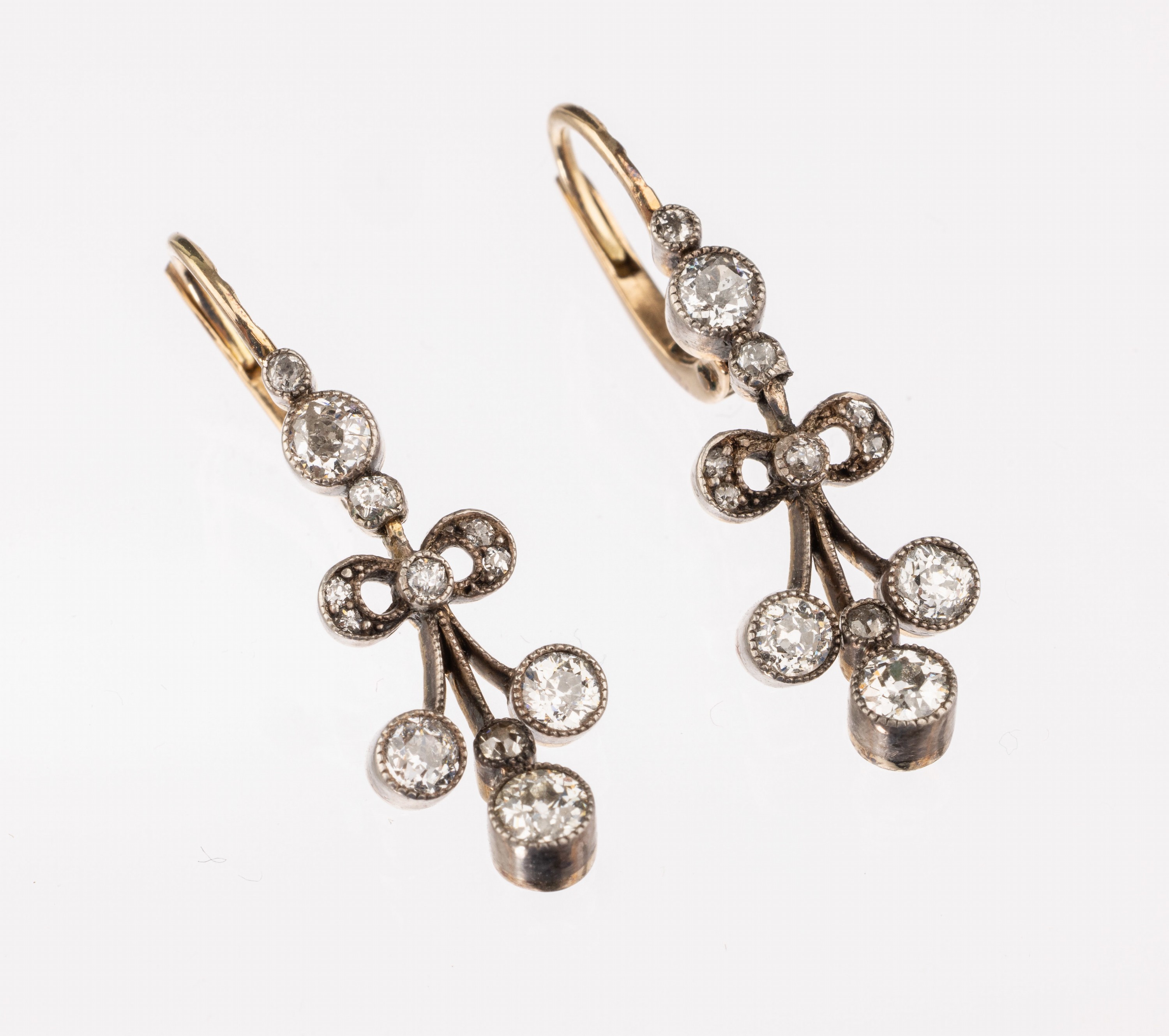 Paar 14 kt Gold Diamant Ohrgehänge um 1870/80, GG 585/000, gepr., Schauseite Silber, 24 Diamanten zus. ca. 1.20 ct Weiß-l. get. Weiß/p 1, ...