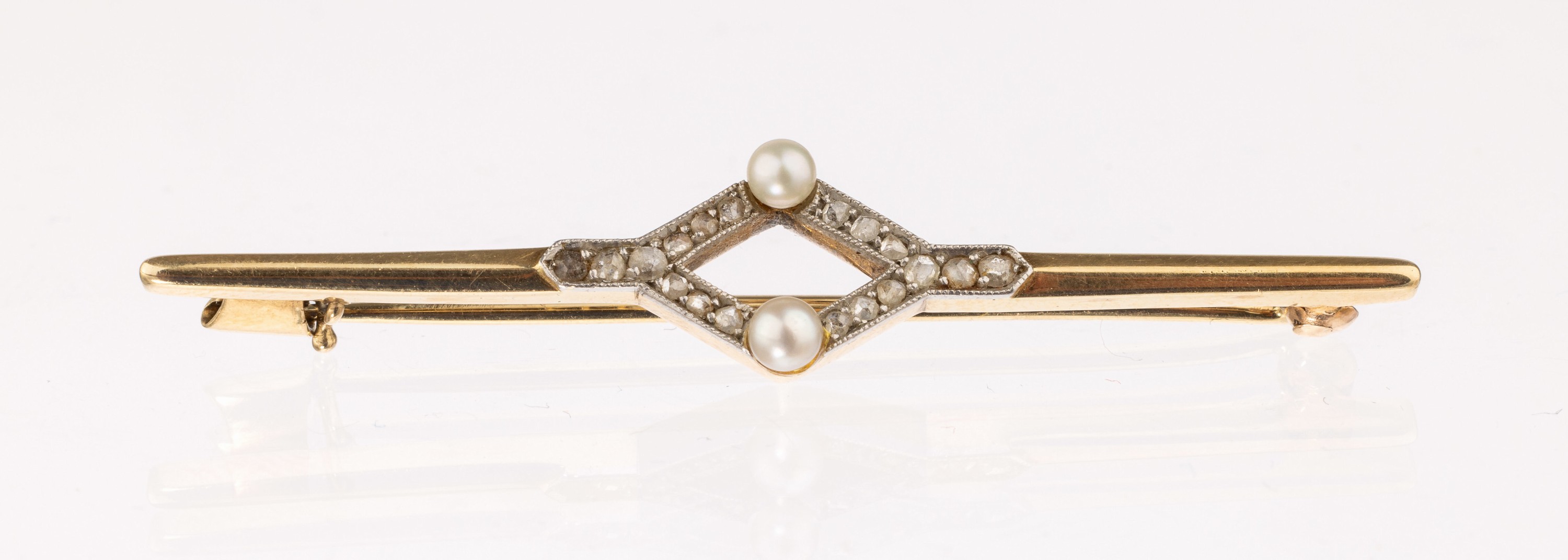 14 kt Gold Diamant Brosche, um 1910, GG 585/000, Schauseite zeittyp. platiniert, 18 Diam.-Rosen zus. ca. 0.10 ct 2 kleine Perlchen, wohl Natur ...