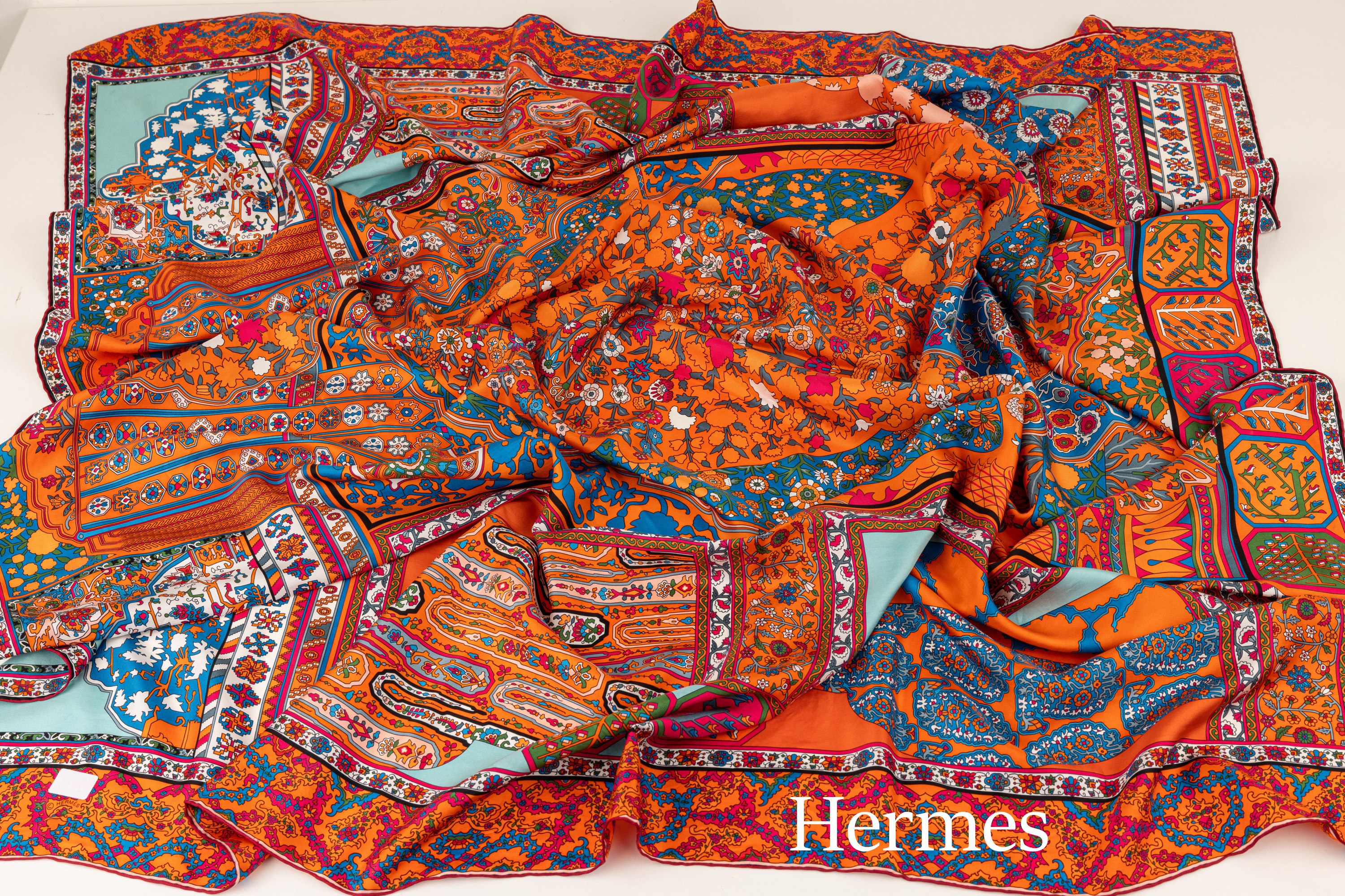 HERMES CARREE Tapis Persians, Made in France, 100 % Seide, Grund orange, mit bunten Blüten und geometrischen Formen, handrolliert,ca. 140 x 140 cm, ...