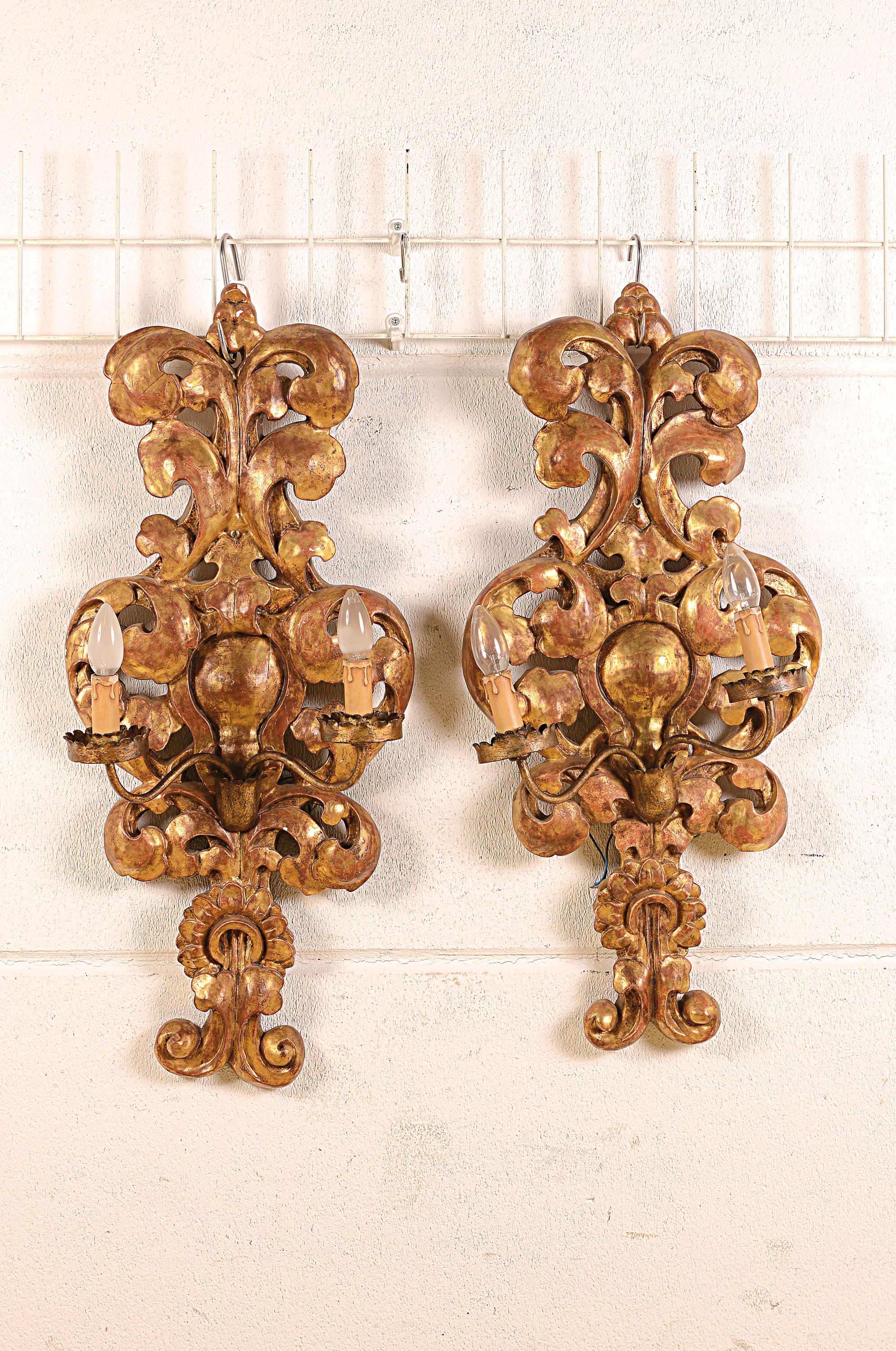 Paar Wandleuchter, Barockstil, 20. Jh., Rocaillendekor, vergoldet, zwei Brennstellen, Elektr. nicht gepr., l. Alters- u. Gebr.-sp., H. 79 cm