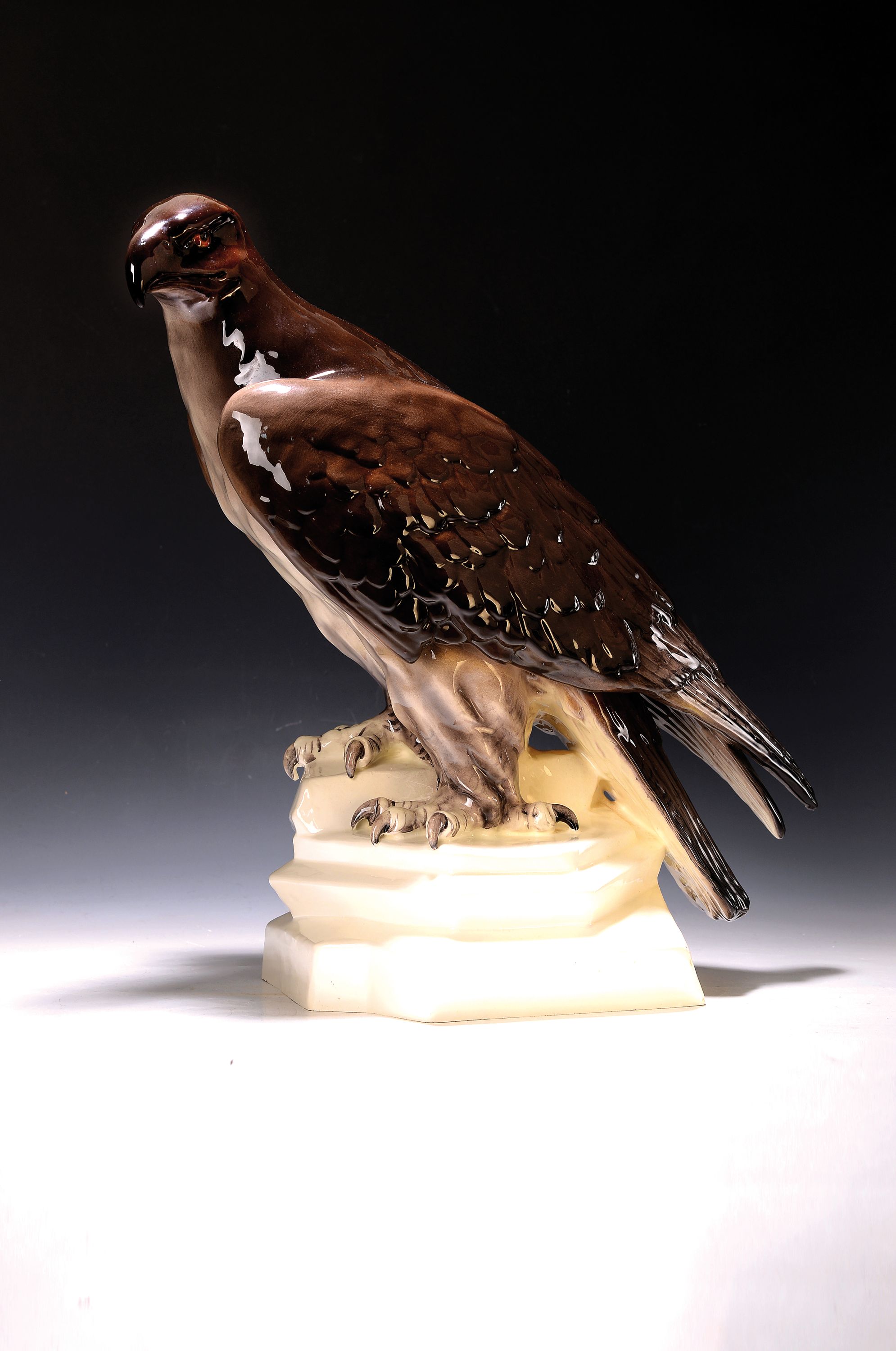 Sehr große Adlerskulptur, Entwurf, Wanke, um 1920, Steingut, bemalt, l. best. am Sockel, signiert, Stempelmarke unleserlich, wohl Tschechoslowakei, ...