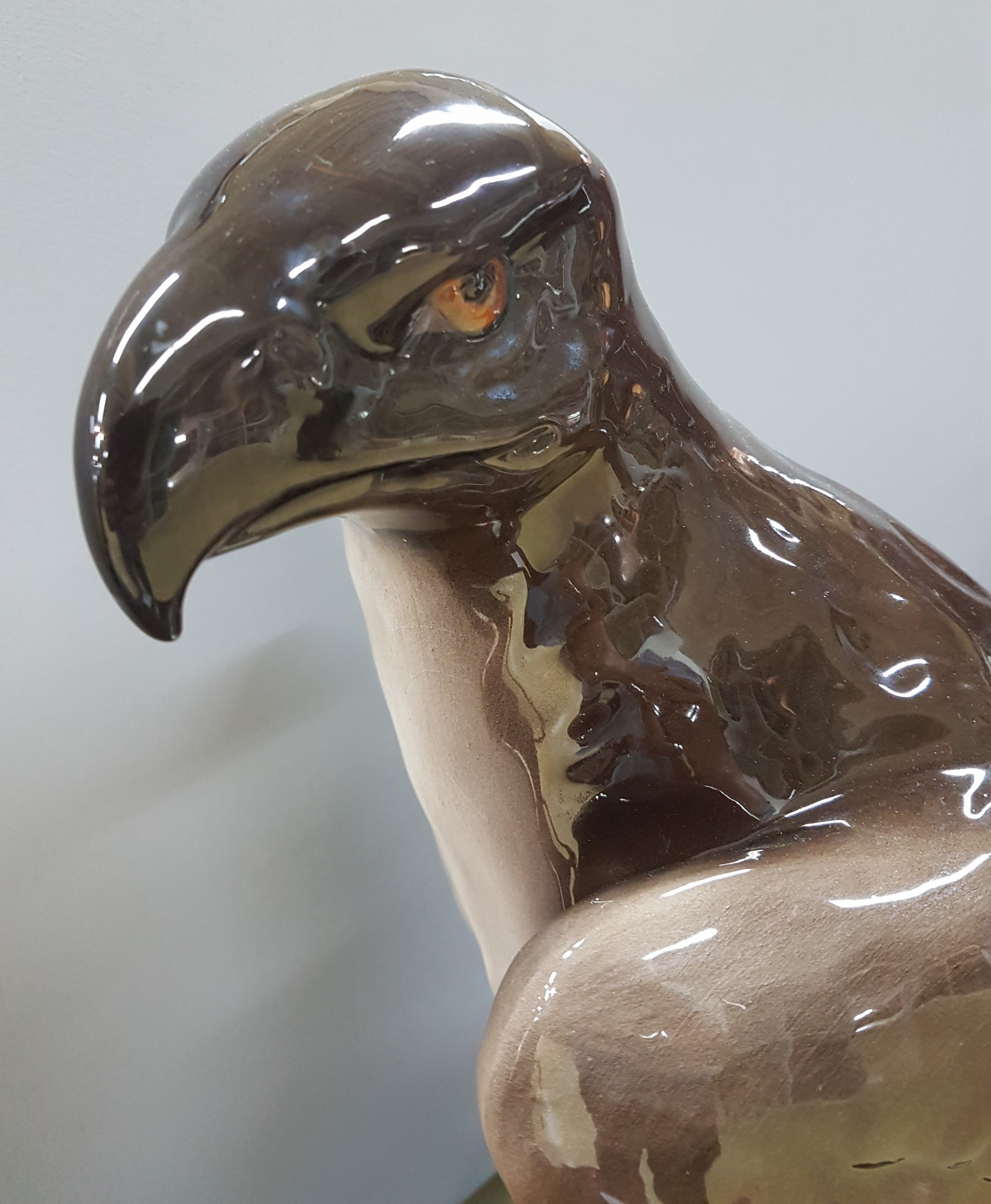 Detail e: Sehr große Adlerskulptur, Entwurf, Wanke, um 1920, Steingut, bemalt, l. best. am Sockel, signiert, Stempelmarke unleserlich, wohl Tschechoslowakei, ...